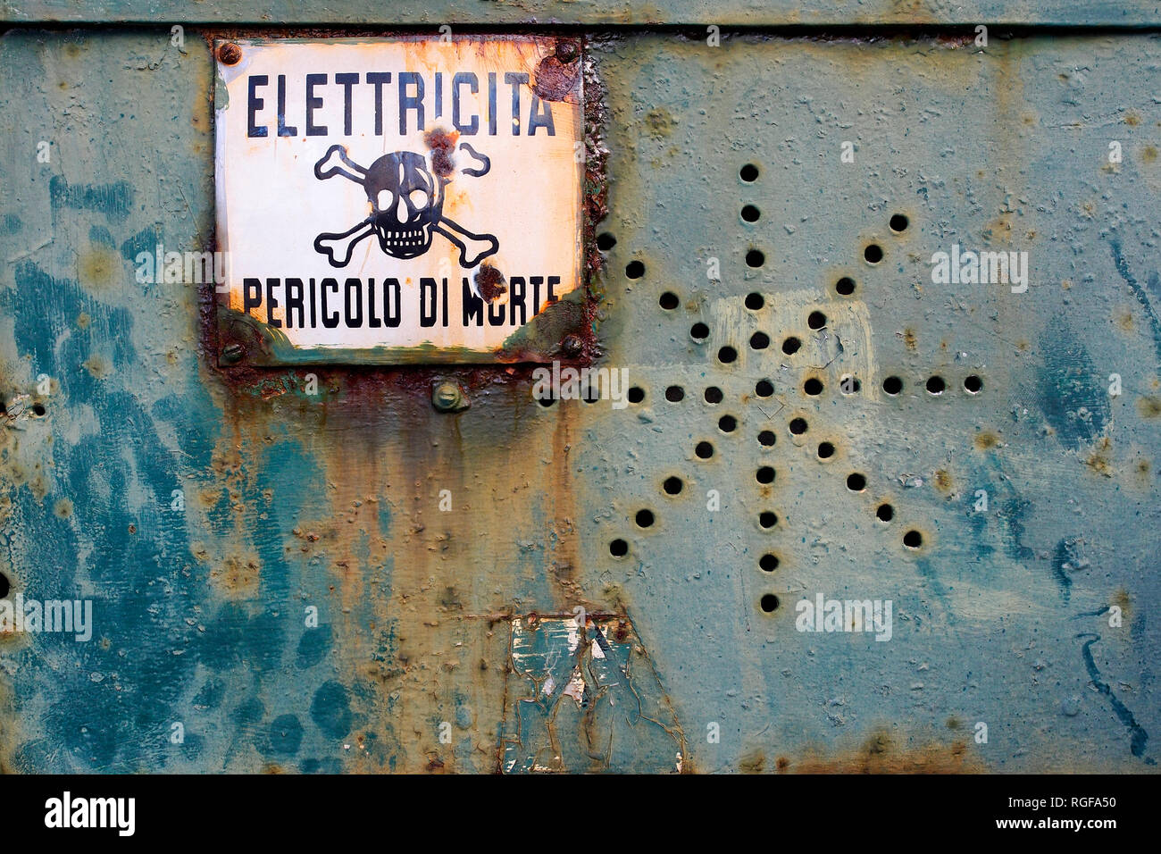 Gefahr Warnung. Zeichen und Symbol. Italienische Sprache. Stockfoto