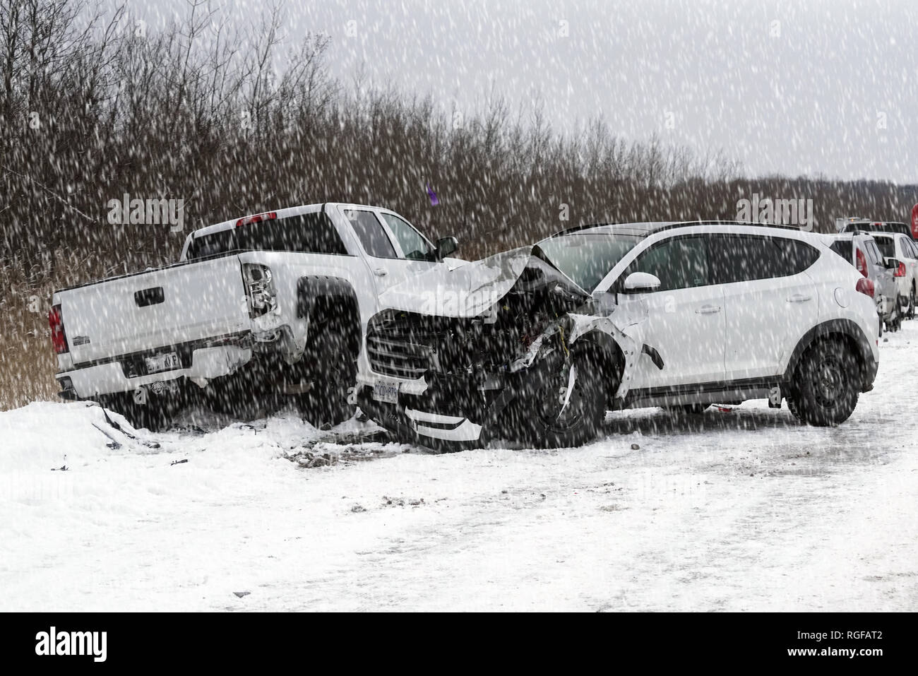 Quebec, Kanada, 27. Januar, 2019. beschädigte Autos durch gefährliche Bedingungen im Winter auf der Autobahn.Credit: Mario Beauregard/Alamy leben Nachrichten Stockfoto