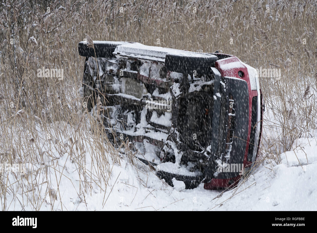 Autounfall im schnee -Fotos und -Bildmaterial in hoher Auflösung – Alamy