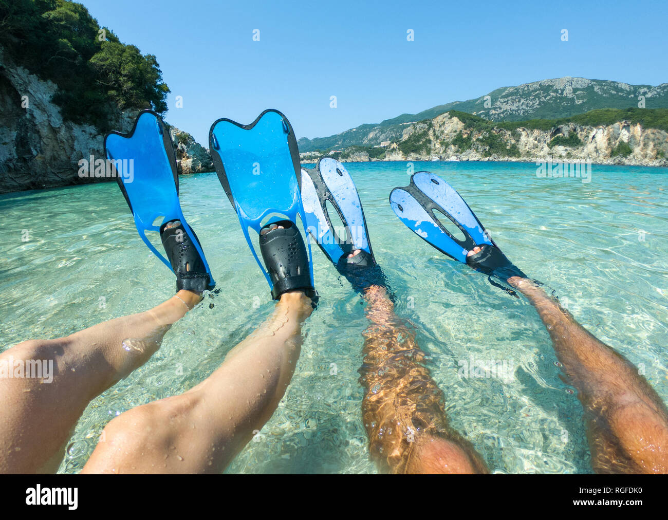 Blau Schnorchel Flossen, flossen in kristallklarem Meerwasser. Schnorchler Paar am Strand liegen Stockfoto