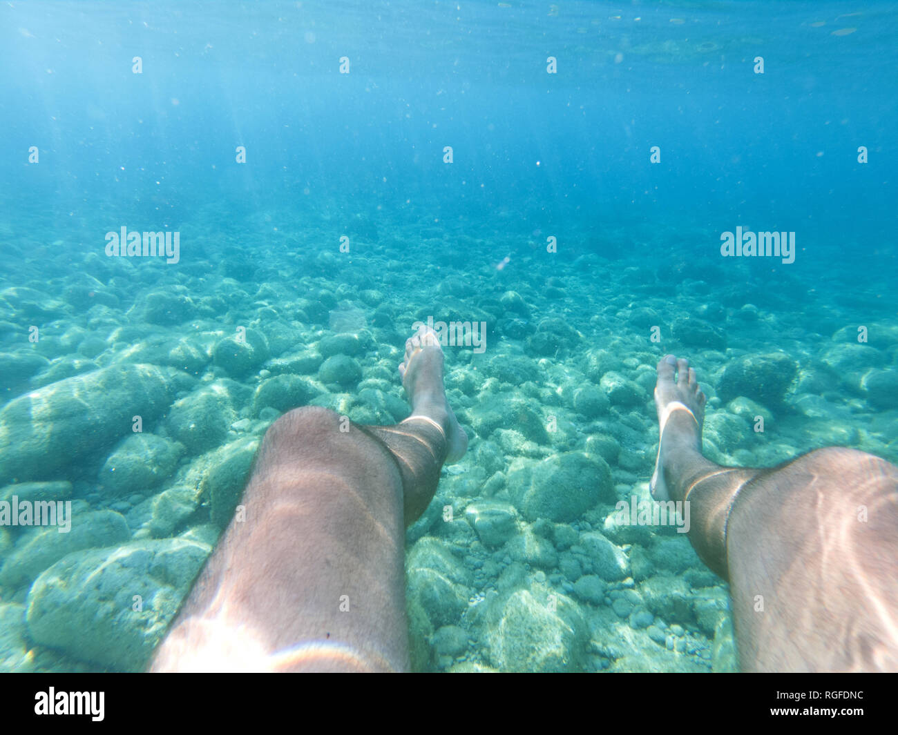 Unterwasser Blick auf die Beine der ein Schwimmer im Meer Stockfoto