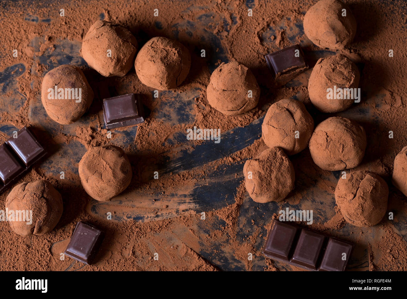 Schokolade Trüffel auf dem Kakaopulver Stockfoto