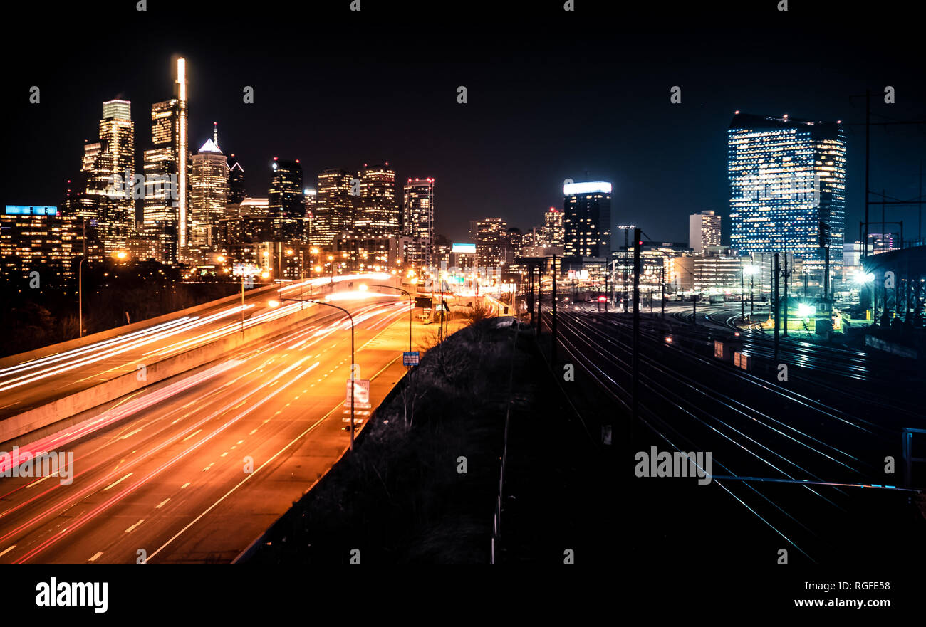 Philadelphia Autobahn und Bahn hof in einer langen Belichtungszeit Bild der Stadt. Stockfoto