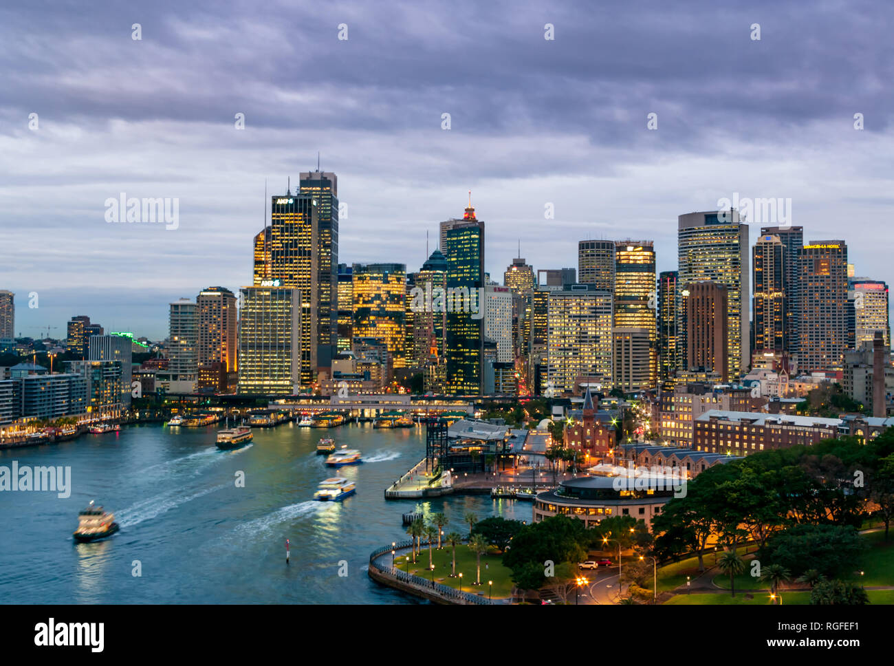 Sydney, New South Wales/Australien - 21. August 2016: Blaue Stunde schoss der Sydney Harbour und die beleuchtete Skyline der Stadt mit einem dunklen bewölkter Himmel Stockfoto