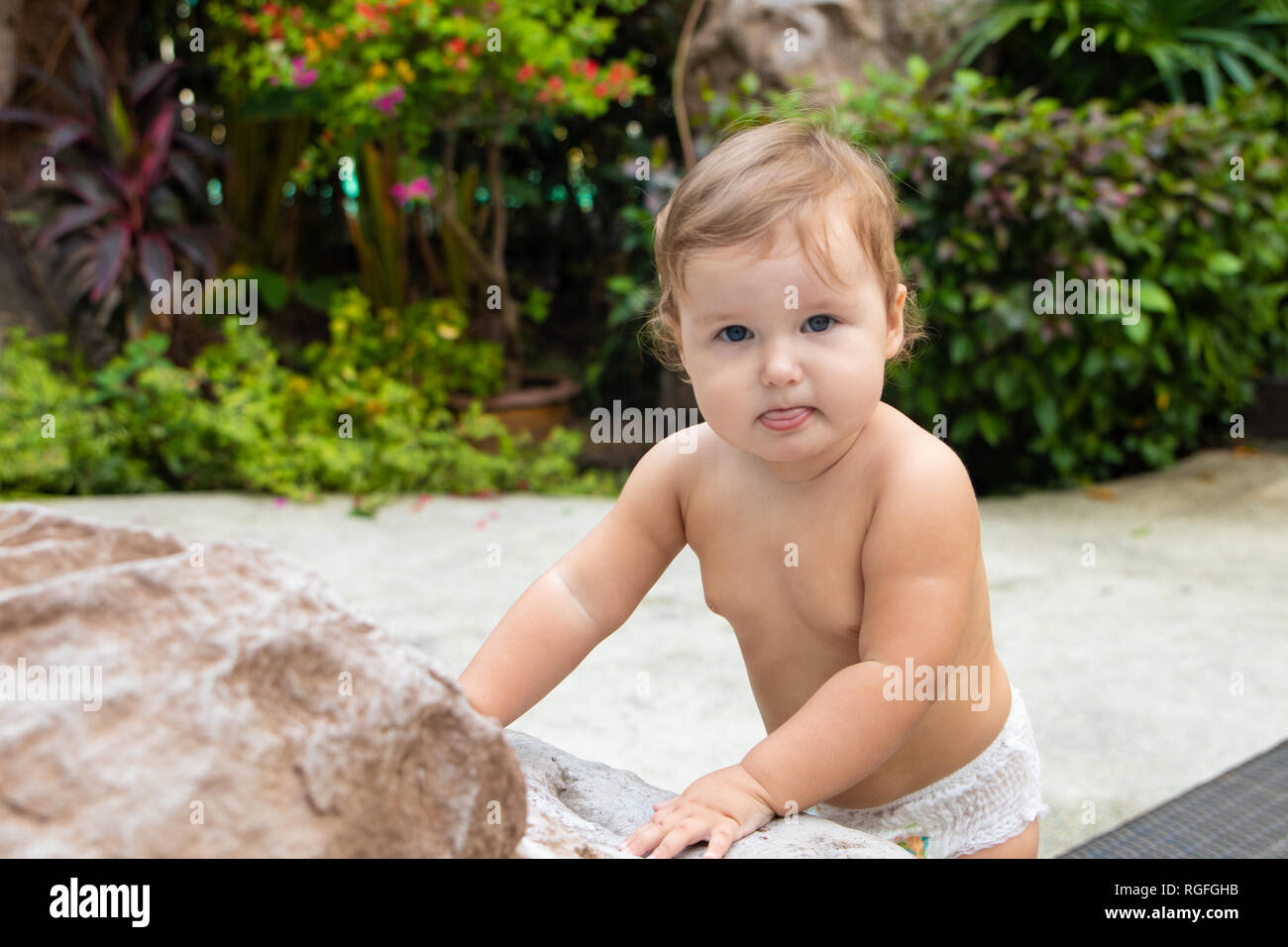Hubsches Baby Madchen Lachelnd Zu Kriechen Und Krabbeln Auf Dem