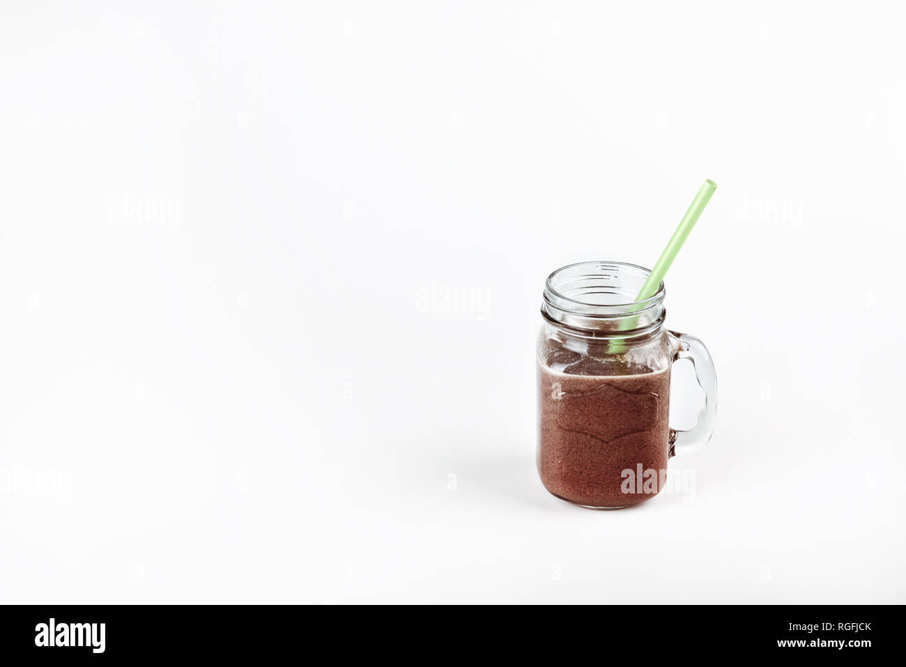 Frische Protein Shake, Milch mit Kakao in einem Glas auf weißem Hintergrund Stockfoto