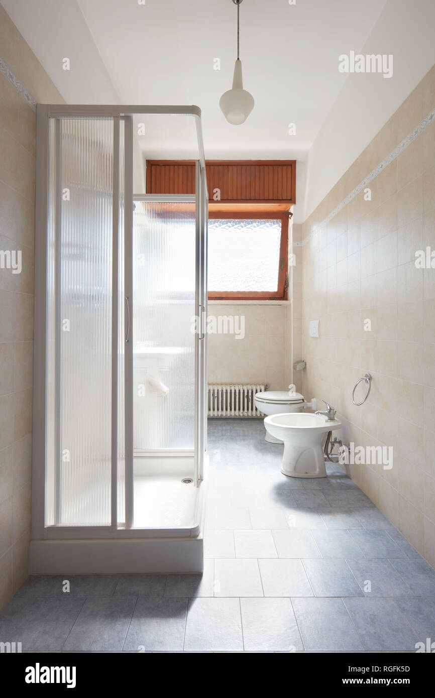 Einfache Badezimmer in der alten Wohnung Interieur Stockfoto