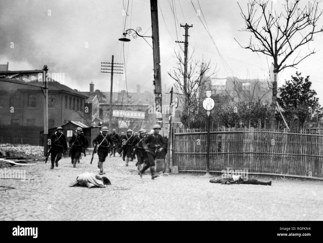 China, Japanische Truppen in den Straßen von ciapei, 1937 Stockfoto