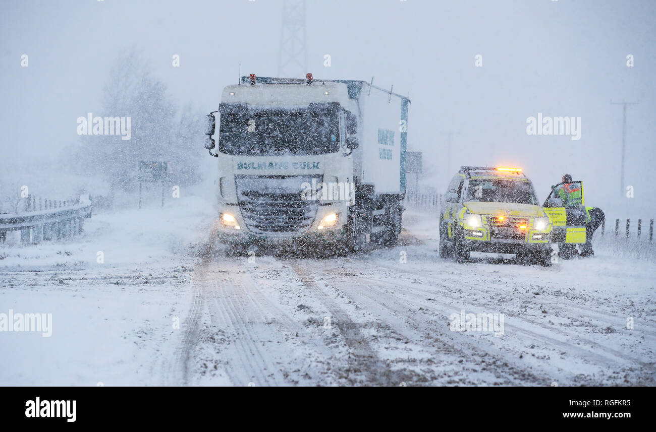 Ein Lkw Kämpfe in den Schnee auf der A6 in der Nähe von Shap in Cumbria, auf bis zu 10 cm Schnee auf höheren Boden mit Temperaturen fallen in Großbritannien diese Woche fallen. Stockfoto