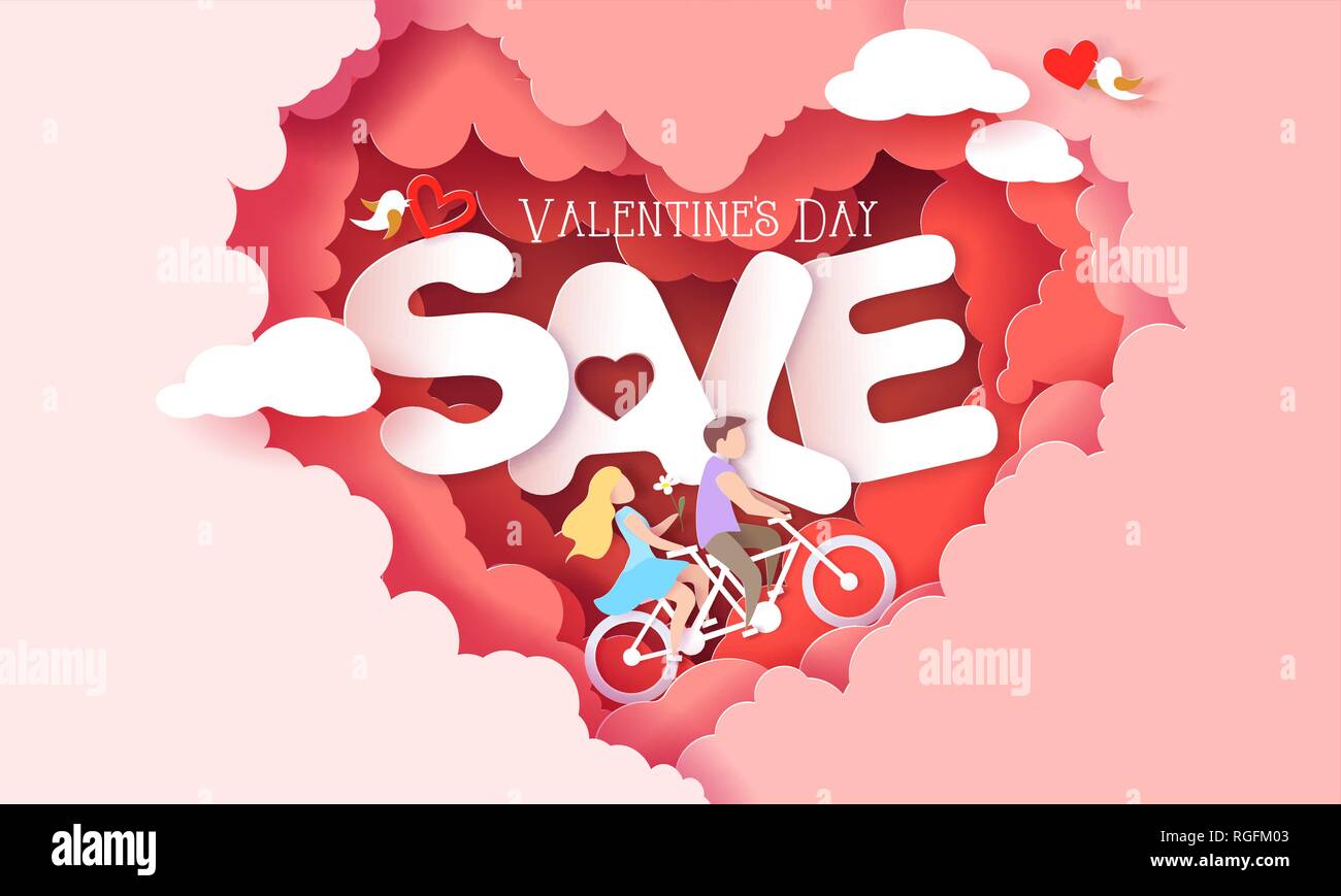 Valentines Tag verkauf Karte mit paar Reiten Fahrrad innerhalb der roten Wolken Herz mit Buchstaben Verkauf geprägt. Vektor Papier art Illustration. Papier schneiden Stil. Stock Vektor