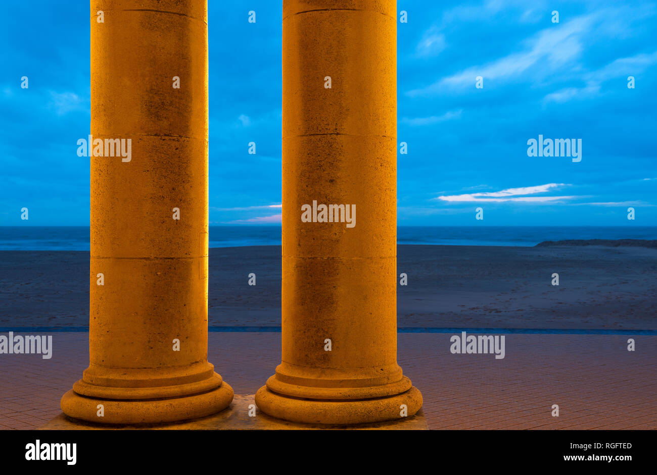 Zwei dorischen Säulen des Venezianischen Galerie von der Waterfront der Stadt Ostende, der Nordsee Strand und Uferpromenade, Belgien. Stockfoto