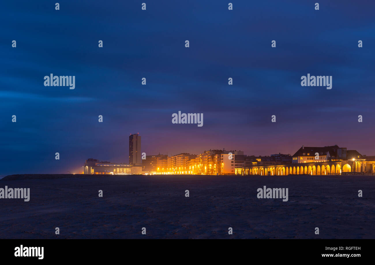 Stadtbild von Ostende Stadt bei Nacht aus der Nordsee Strand gesehen, Westflandern, Belgien. Stockfoto