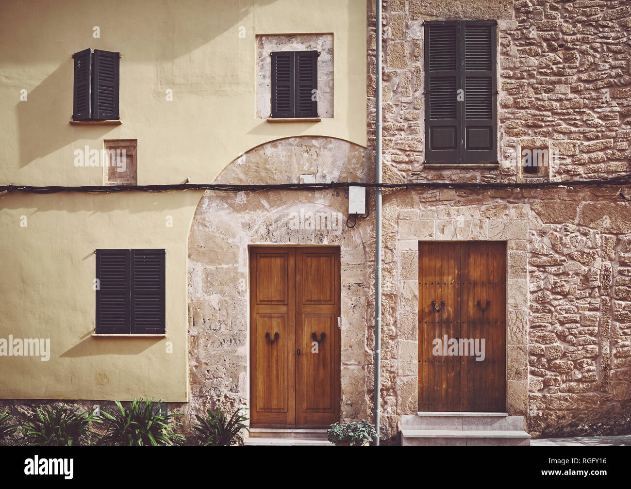 Retro stilisierte Bild eines alten Gebäudes Fassade in Alcudia, Mallorca, Spanien. Stockfoto
