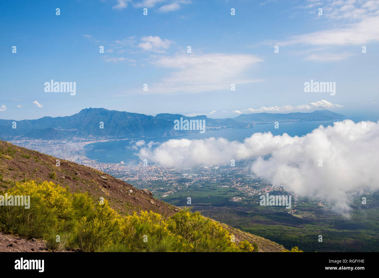 Blick auf den Golf von Neapel auf den Vesuv Italien, Berg, Kraterrand, Wolken, Geographie, Geographische Besonderheiten Konzept blauer Himmel Stockfoto