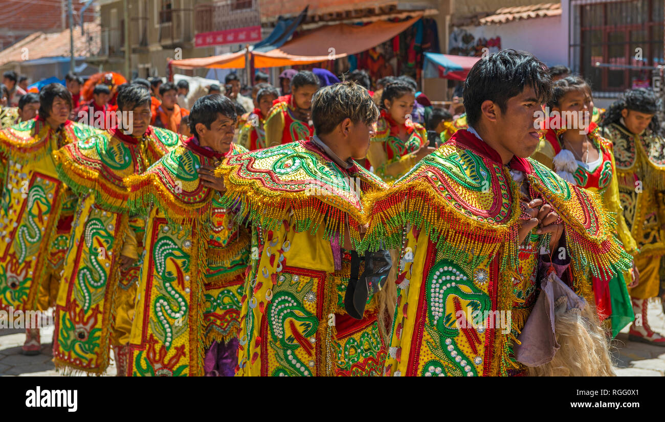 Kulturelle Veranstaltung in der Stadt La Paz mit jungen Männern und Frauen tragen bunte traditionelle Kleidung und Hüte, Bolivien. Stockfoto