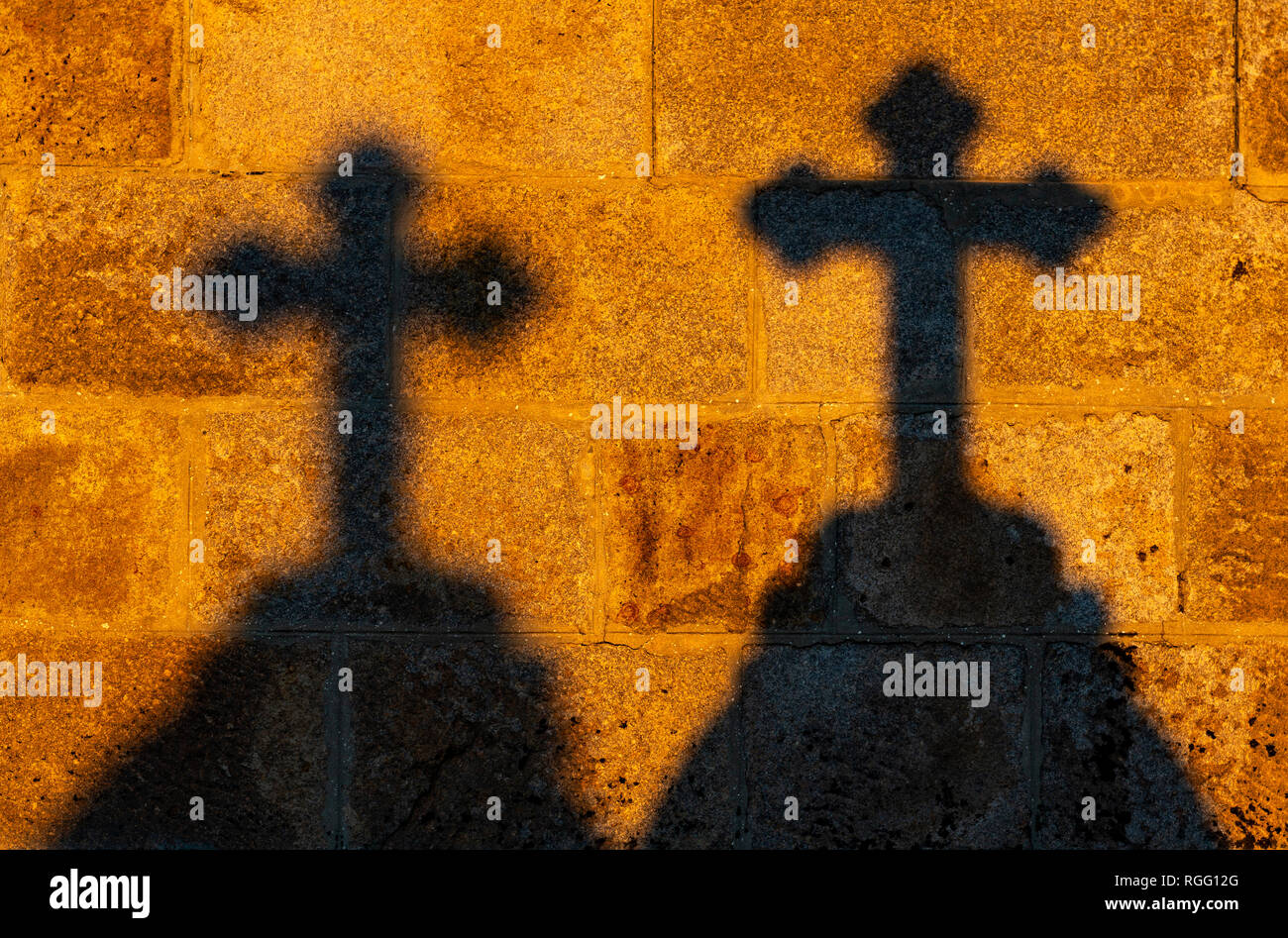 Die Silhouette von zwei Kreuze bei Sonnenuntergang, Konzept der katholischen Religion, Glauben und das Christentum. Stockfoto