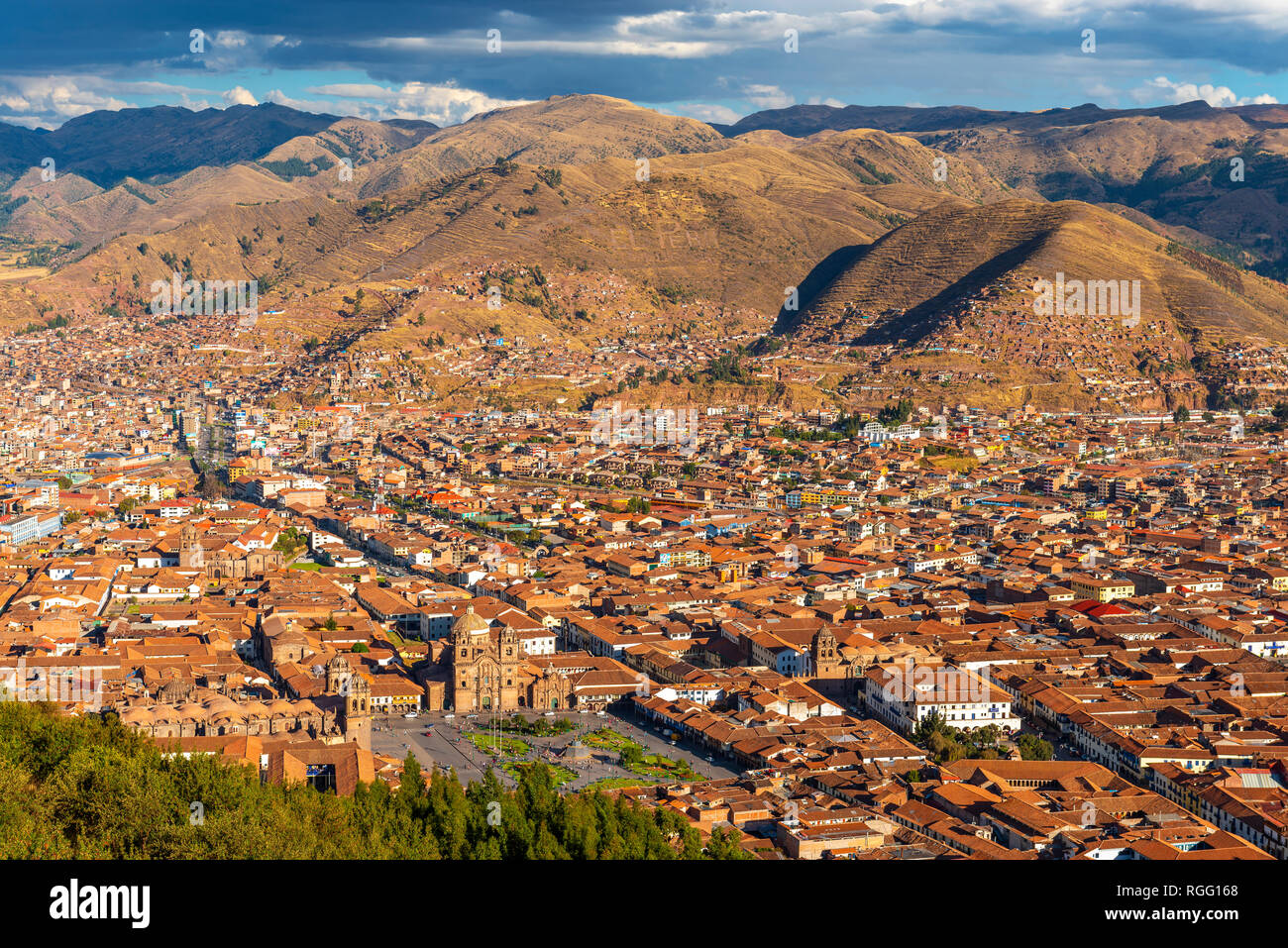 Stadtbild der alten Inkahauptstadt Cusco bei Sonnenuntergang in einem Tal der Anden, Peru, Südamerika. Stockfoto