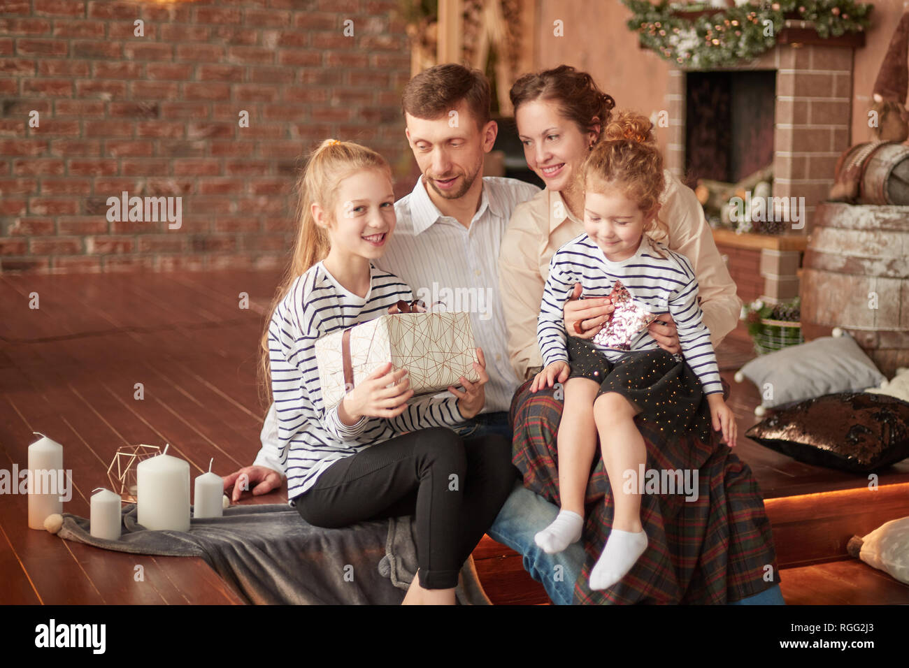 Glückliche Familie mit Weihnachten Geschenke in einem gemütlichen Wohnzimmer. Stockfoto