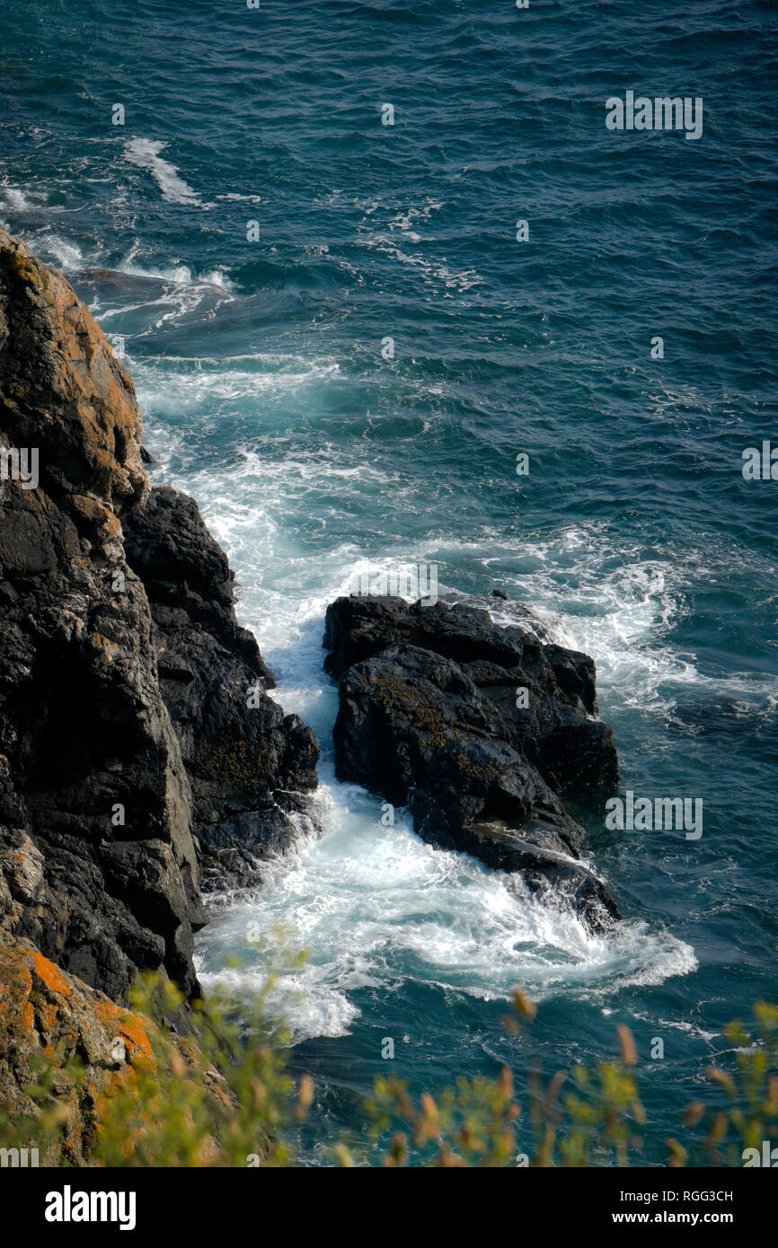 Meer auf Felsen in Baye de la Forge an der Südküste von Guernsey, Channel Islands Stockfoto