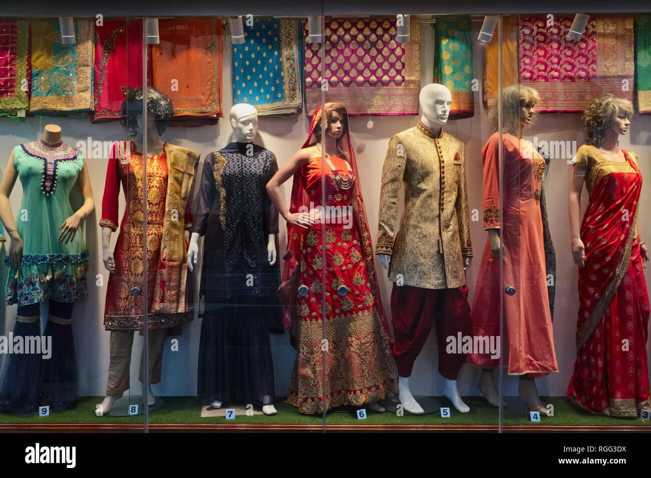 Ein Schaufenster in Little India, Singapur, zeigt ethnische Indische Mode Stockfoto