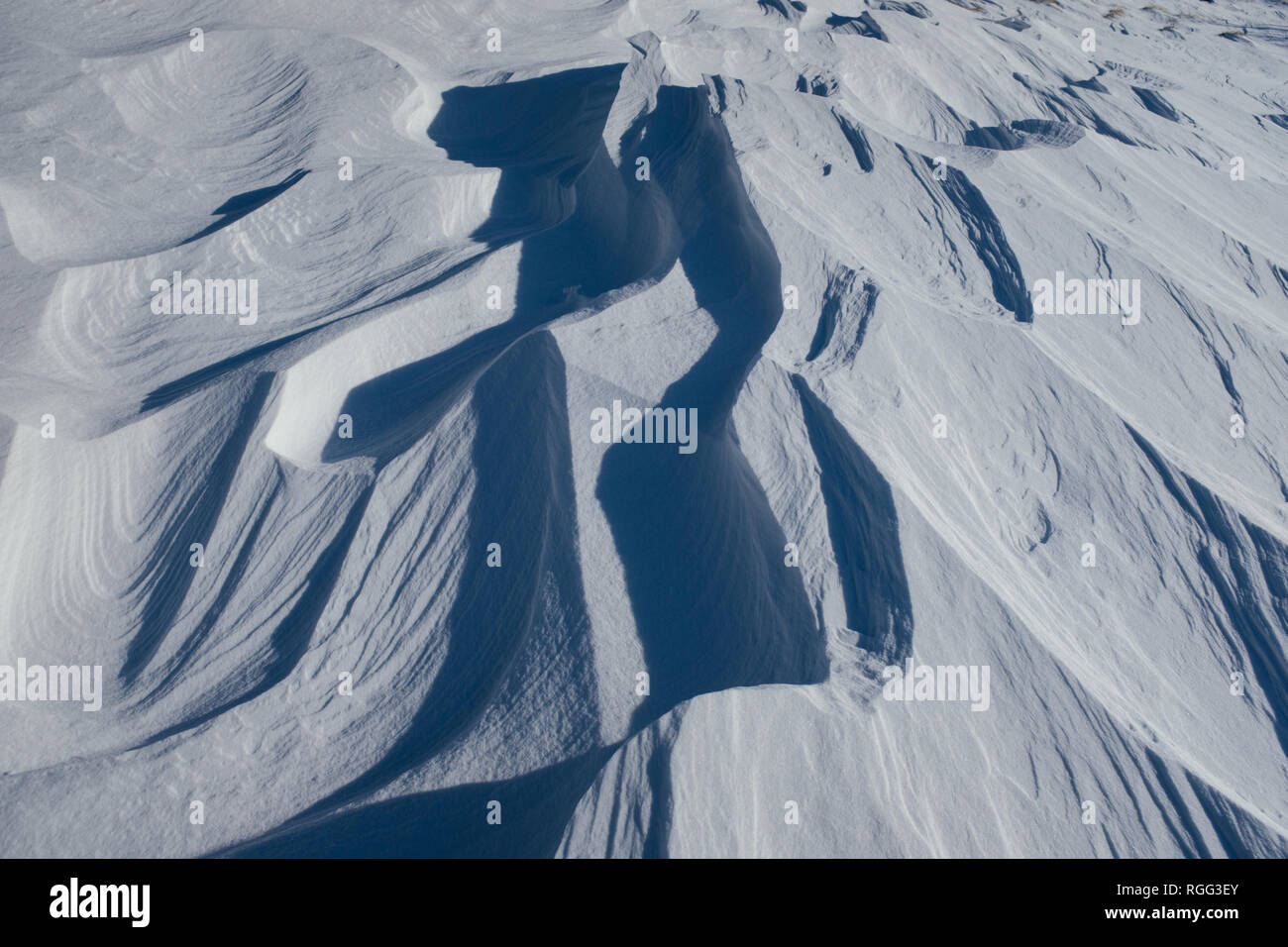 Schnee und Eis Formationen durch starke Winde gehärtet Stockfoto