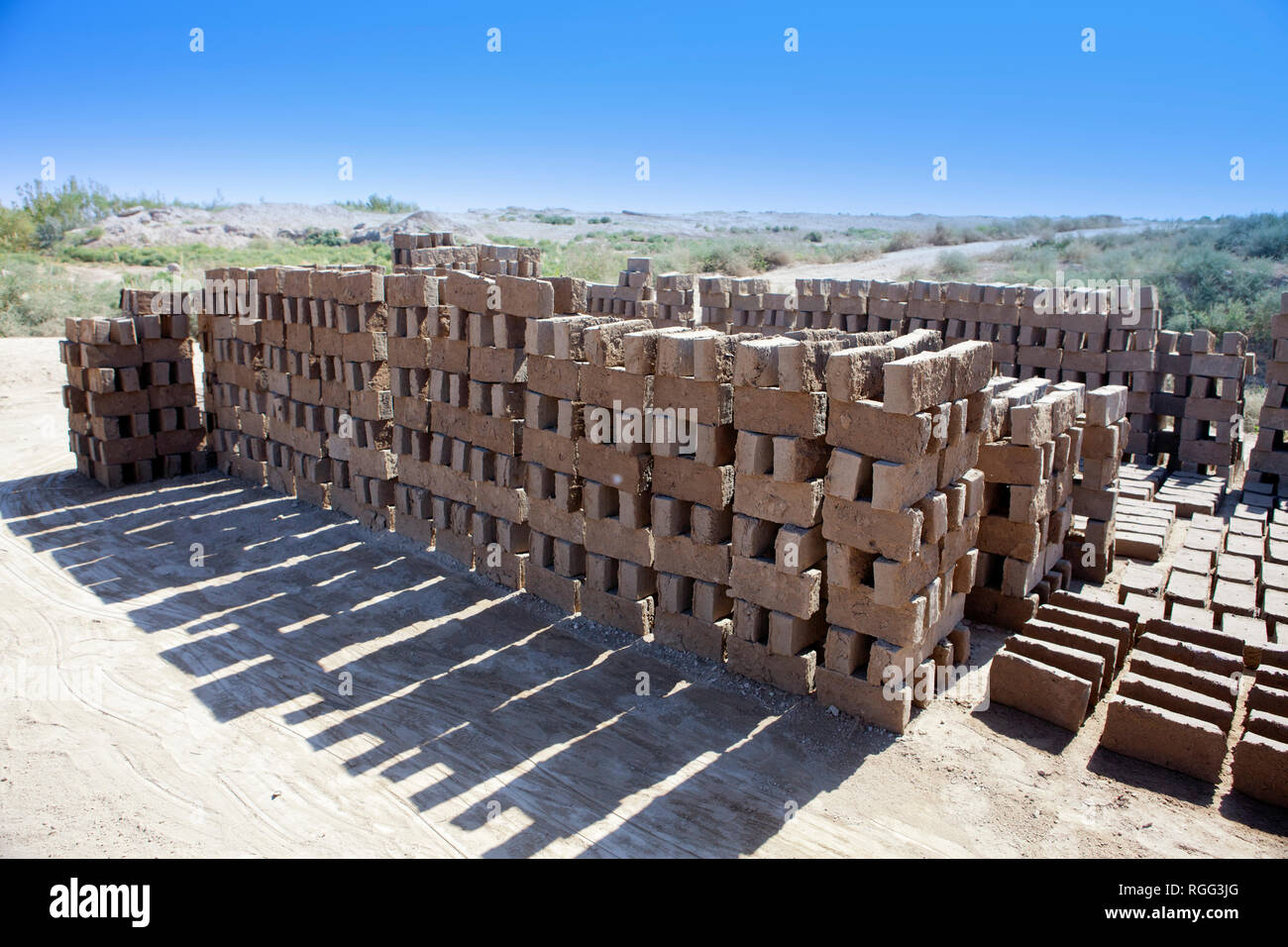 Handgemachte Ziegel für Kyzyl - Kala Reparatur in Kyzylkum Wüste, Usbekistan Stockfoto
