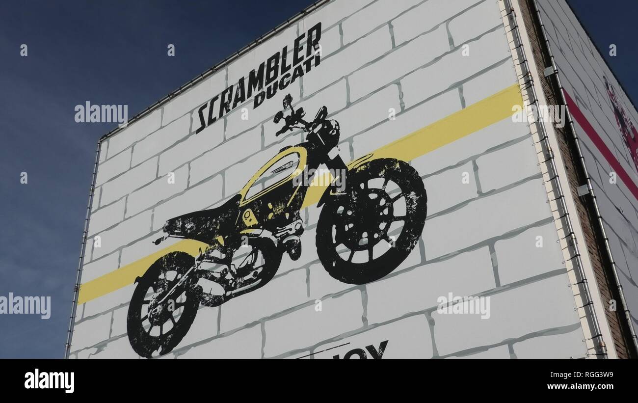 Bologna, Borgo Panigale, Italien - Januar 26, 2019: Ducati Scrambler Ducati Motorrad Logo auf dem Sitz- und Motorradfahren. Stockfoto