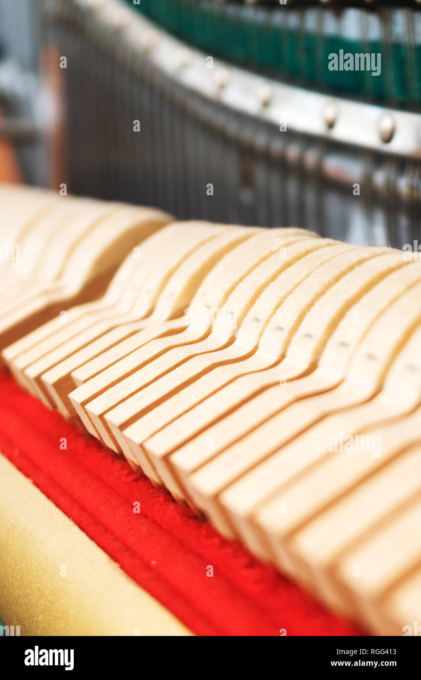 Nahaufnahme von Hämmern und Saiten im Piano. Stockfoto