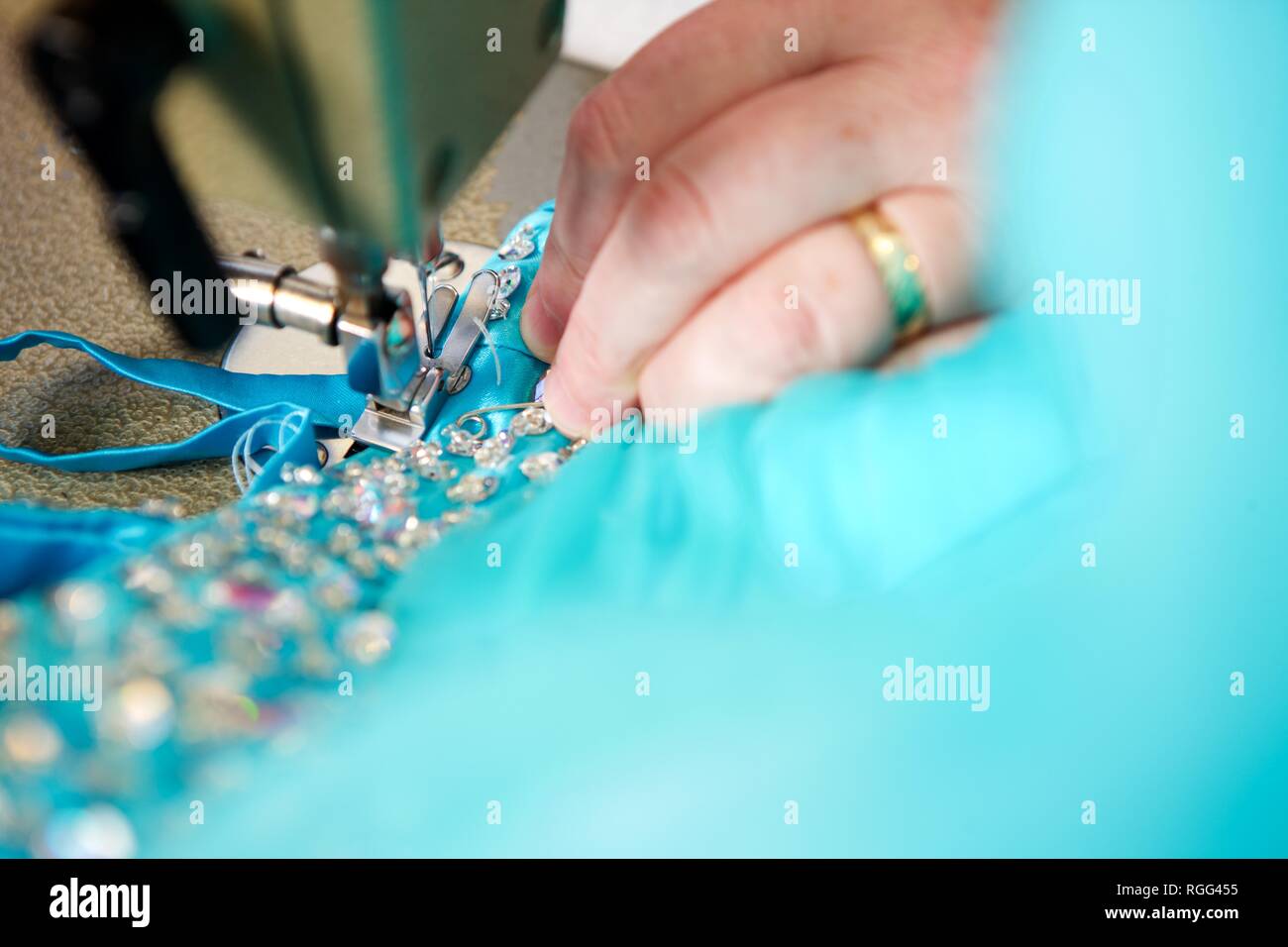 Nähmaschinen Reparatur auf der Kleidung Stockfoto