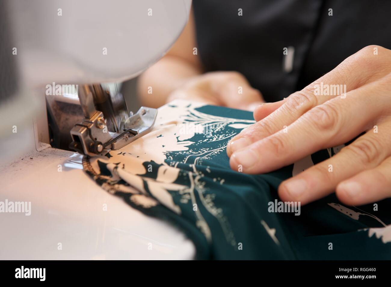 Nähmaschinen Reparatur auf der Kleidung Stockfoto