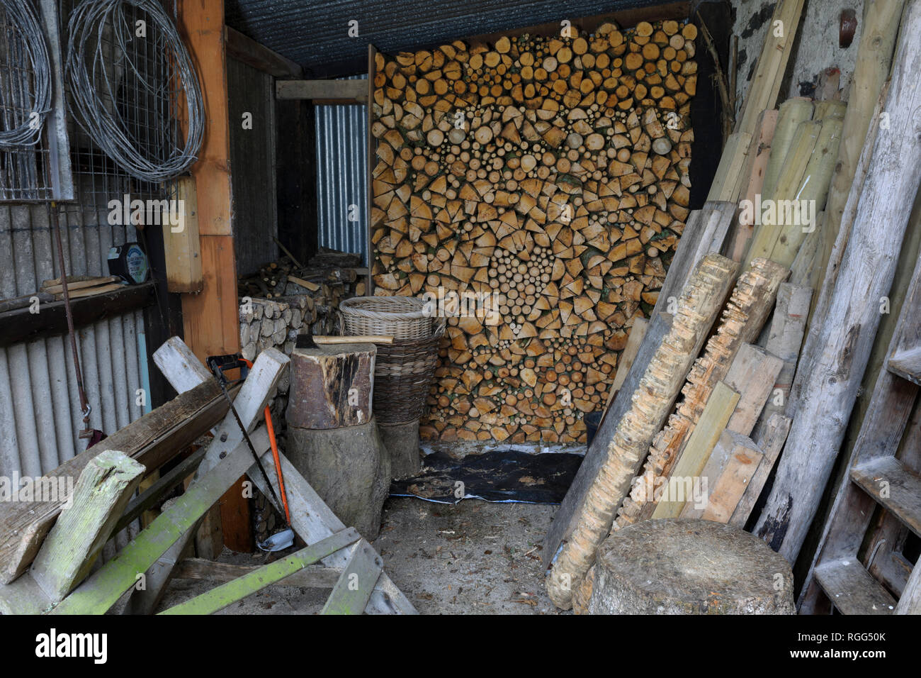Gespaltenes brennholz Fotos und Bildmaterial in hoher Auflösung Alamy