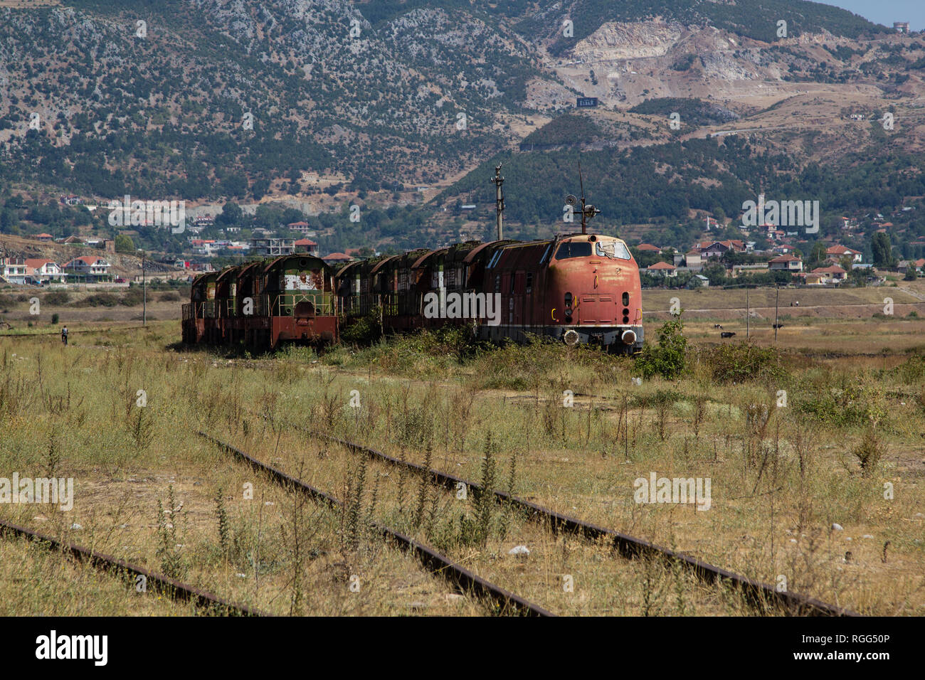 Aufgegeben und gebrochen der Tschechischen Eisenbahn Zug auf dem Land von Albanien für Fäulnis und Korrosion links Stockfoto