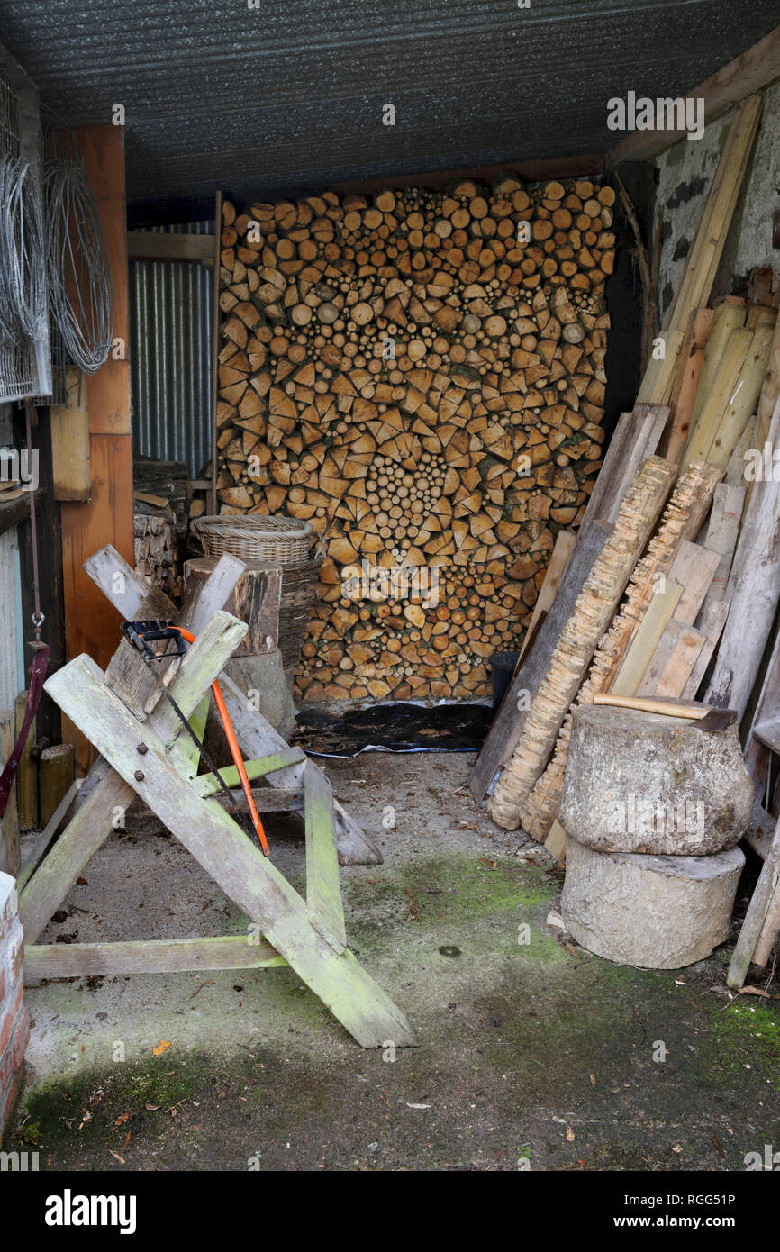 Gespaltenes brennholz Fotos und Bildmaterial in hoher Auflösung Alamy