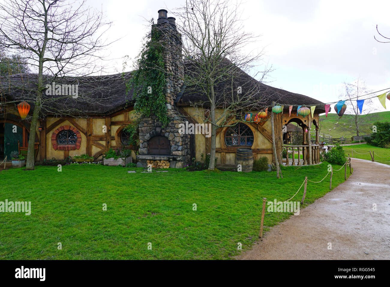 MATAMATA, NEUSEELAND - Ansicht des Hobbiton movie, Alexander die Farm, wo Peter Jackson einige Herr der Ringe ad Hobbit Filme gedreht. Stockfoto