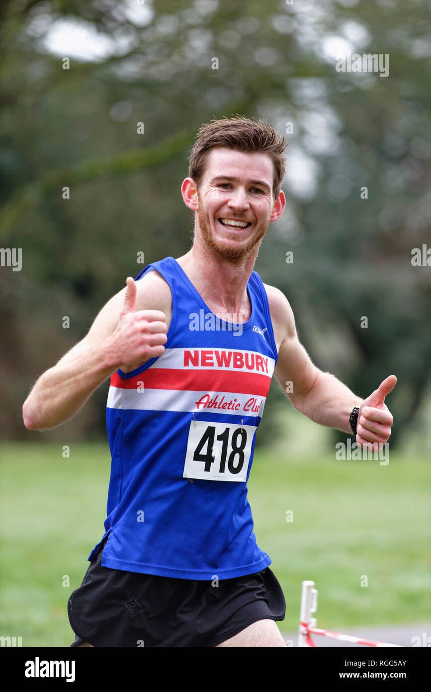 Dieser glückliche Athlet aus Newbury Athletik Club genießt seine querfeldein laufen in der Nähe von Reading Berkshire Stockfoto