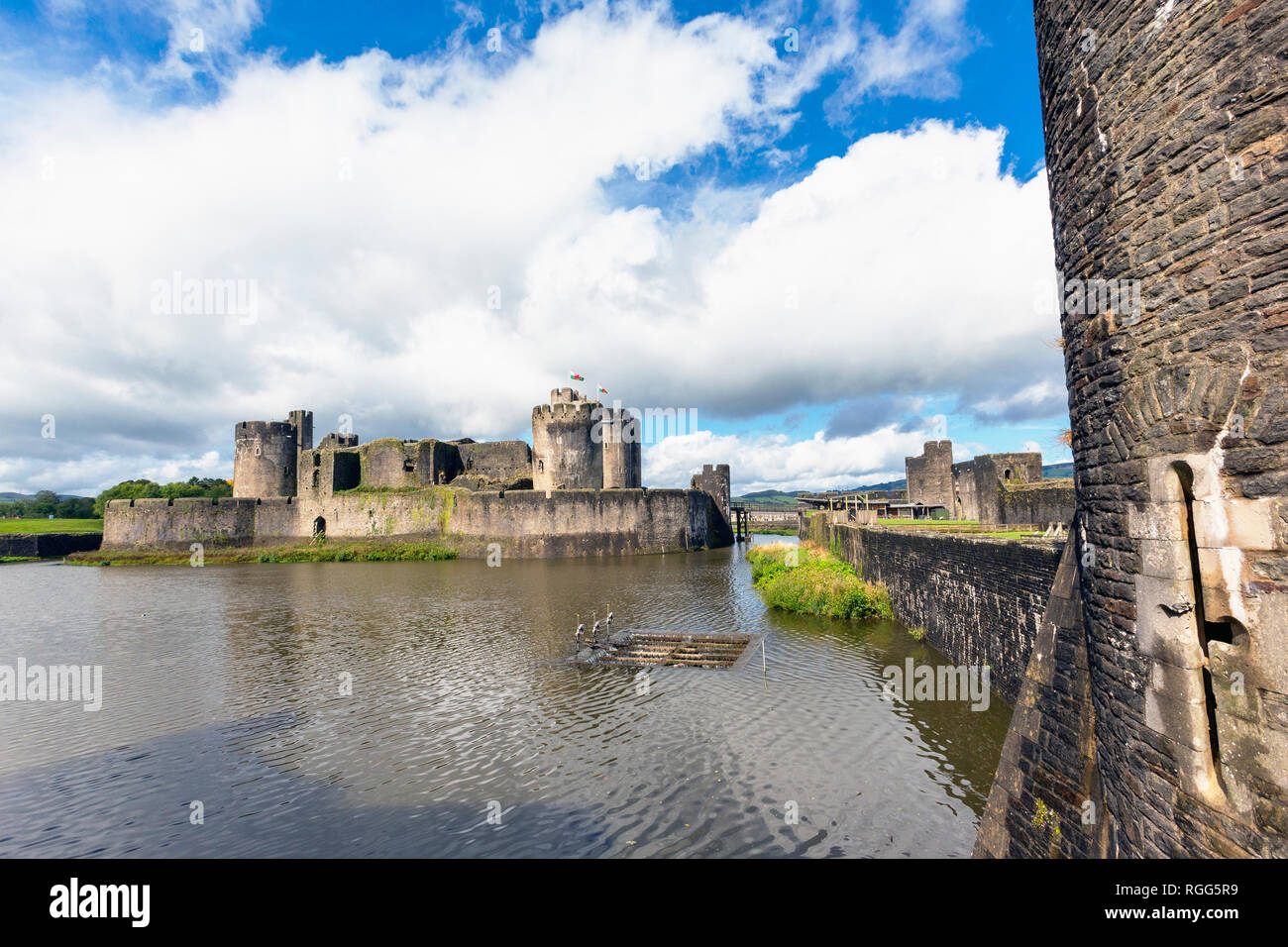 Caerphilly, Caerphilly, Wales, Vereinigtes Königreich. Caerphilly Castle mit seinem wassergraben. Stockfoto