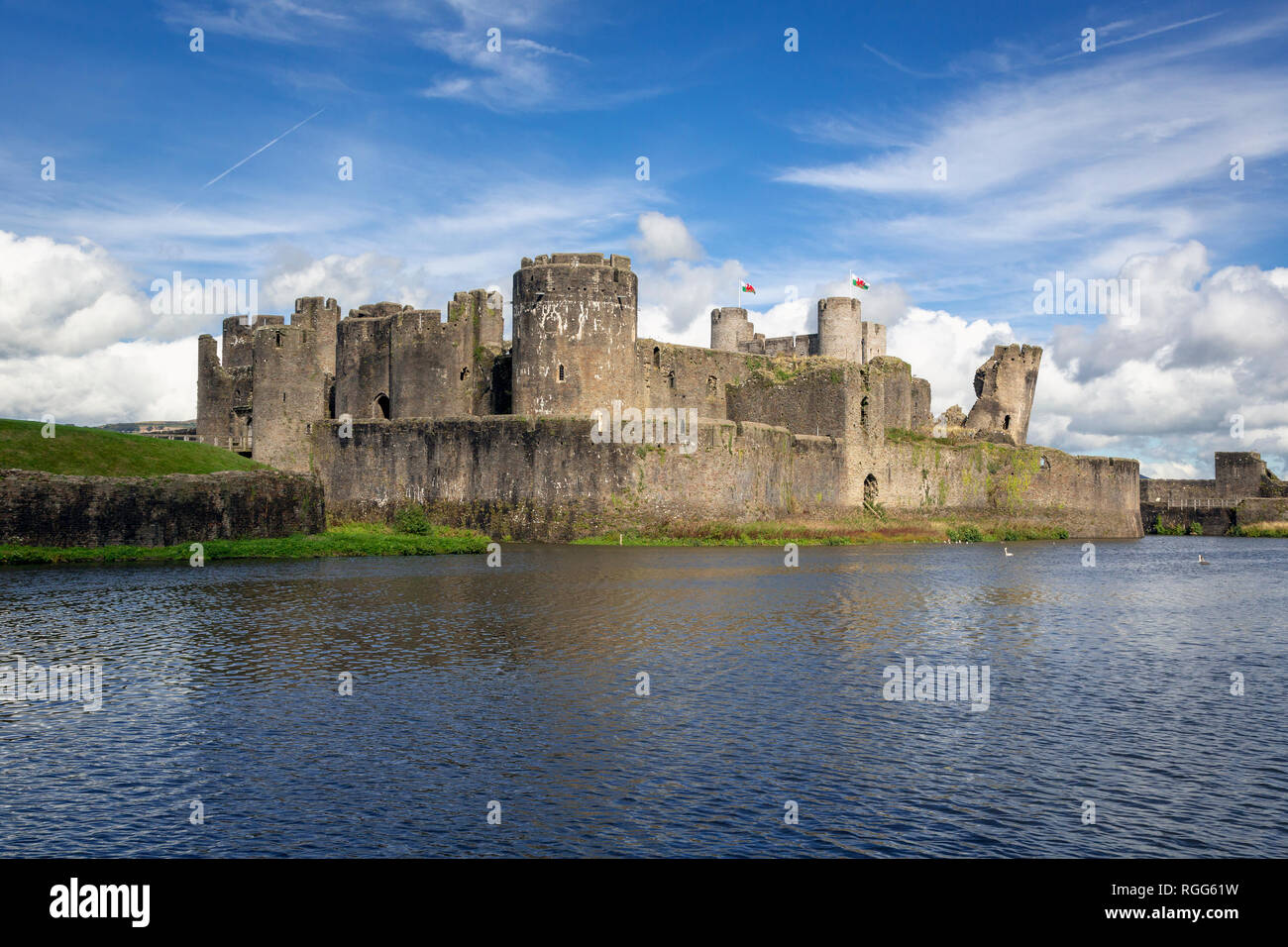 Caerphilly, Caerphilly, Wales, Vereinigtes Königreich. Caerphilly Castle mit seinem wassergraben. Stockfoto