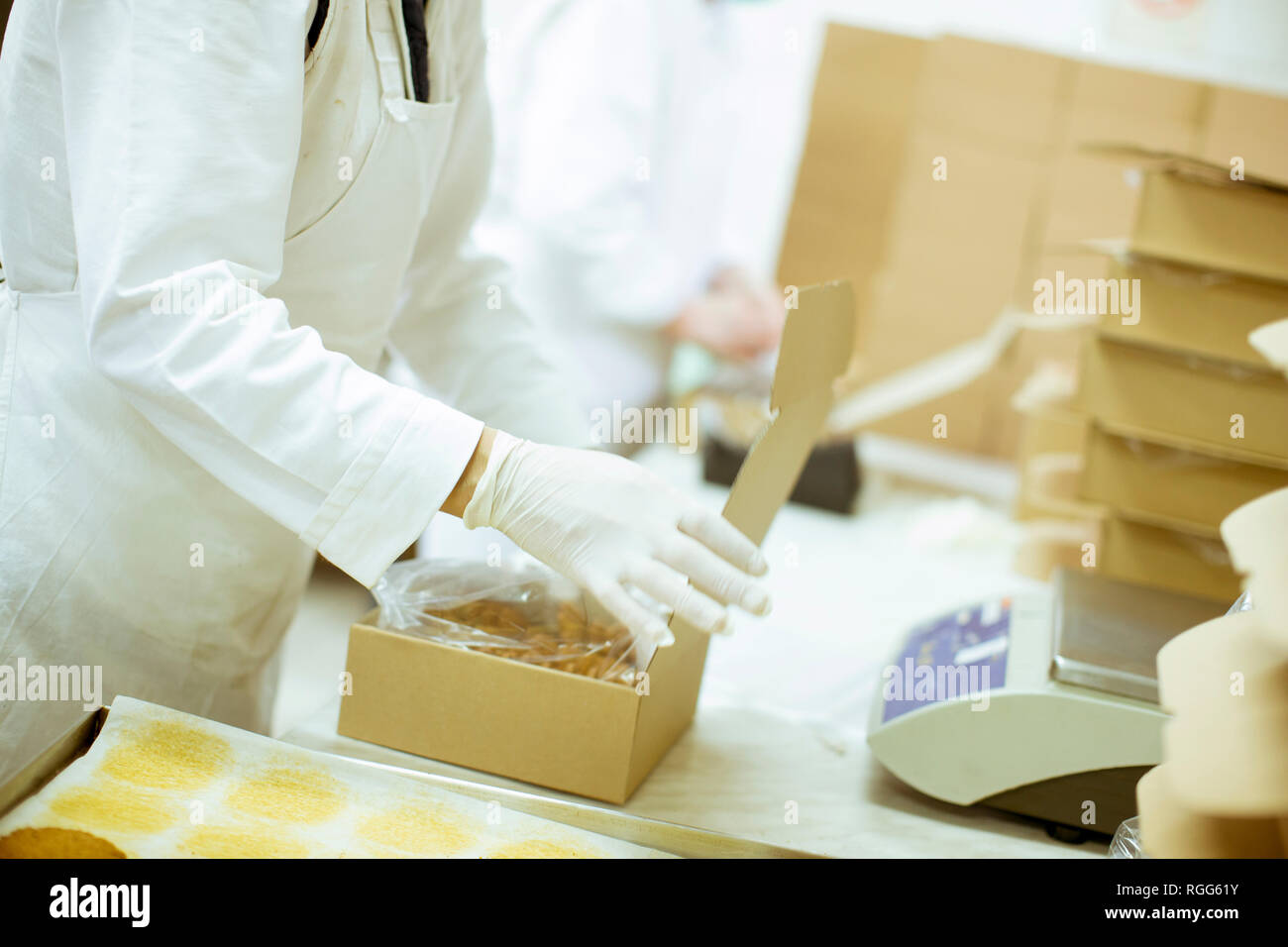 In Schutzkleidung Workier arbeiten in den cookies Factory Stockfoto