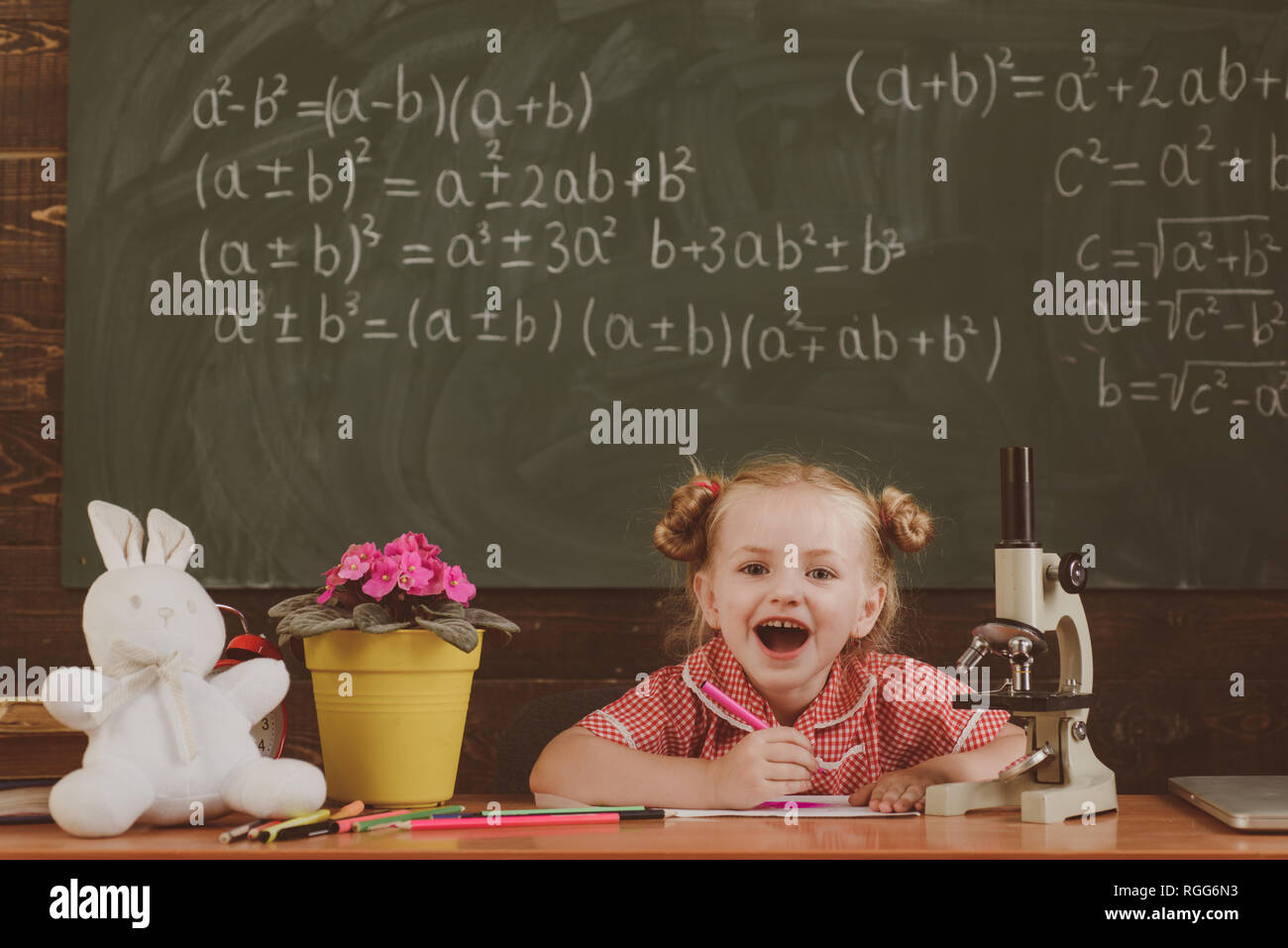 Vorschule Kinder Sitzen Am Schreibtisch Am Schwarzen Brett