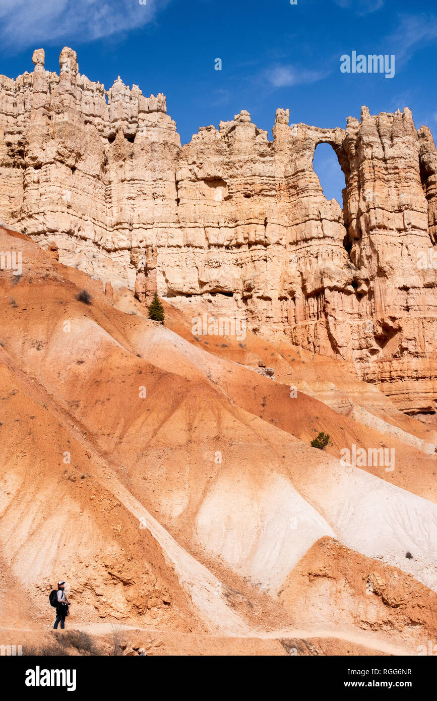 Hohen Mauer von Hoodoos und driften Red Sands im Bryce Canyon National Park mit weiblichen Wanderer bietet Perspektive und Skala Stockfoto