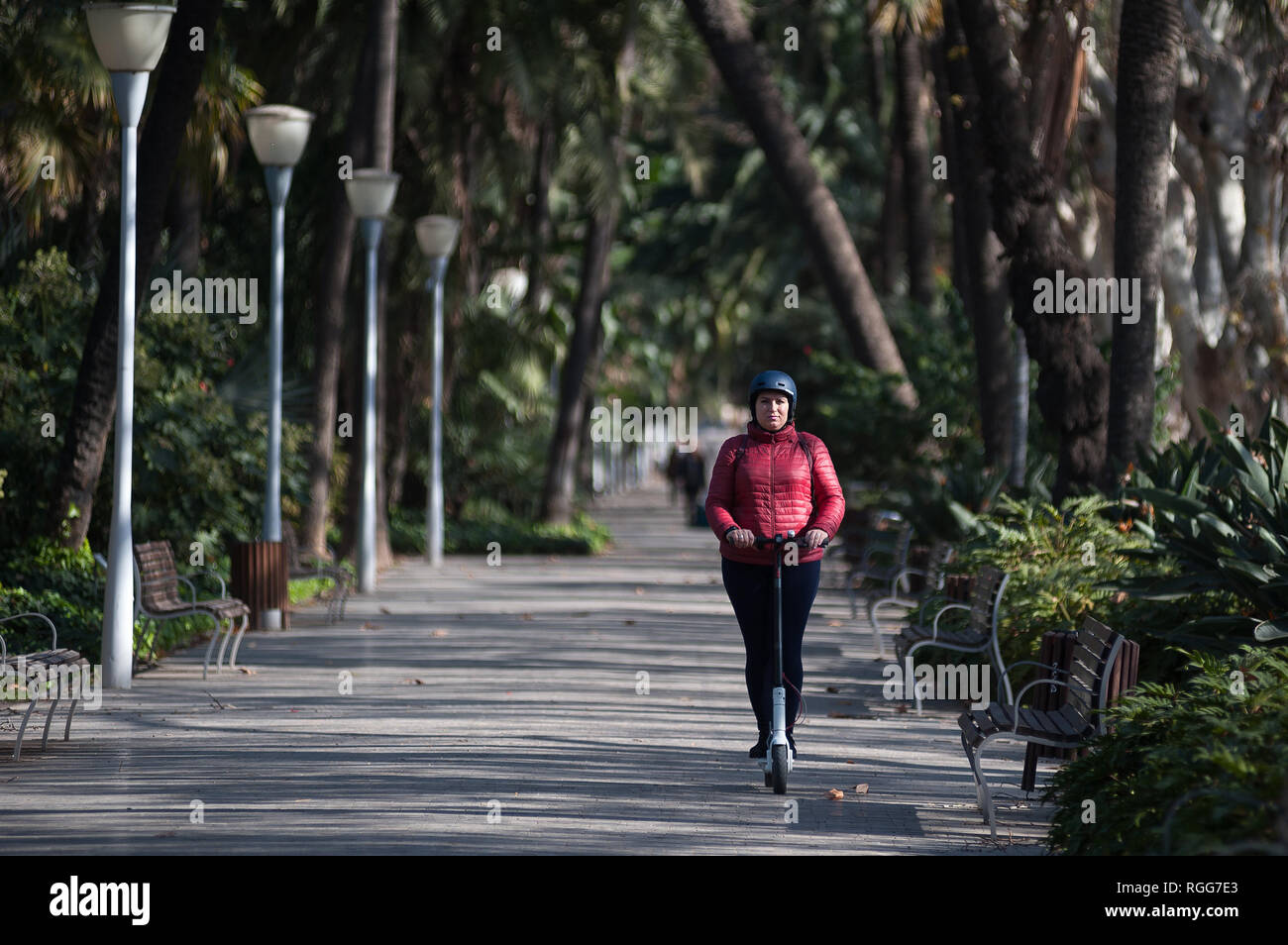 Eine Frau gesehen, die auf einem freien Elektroroller auf der Straße. Der spanische General Traffic Management wird von nun an einen Führerschein für die elektroroller und eine Versicherung unter anderem Maßnahmen bedarf, entsprechend einer neuen Dekret von der spanischen Regierung. In den letzten Monaten hat mehr Unfälle mit Elektroroller passiert, und ein Tod im vergangenen Jahr. Die Regierung erwarten, wie dies der Verwendung dieser Transporte zu regulieren und die Sicherheit verbessern. Stockfoto