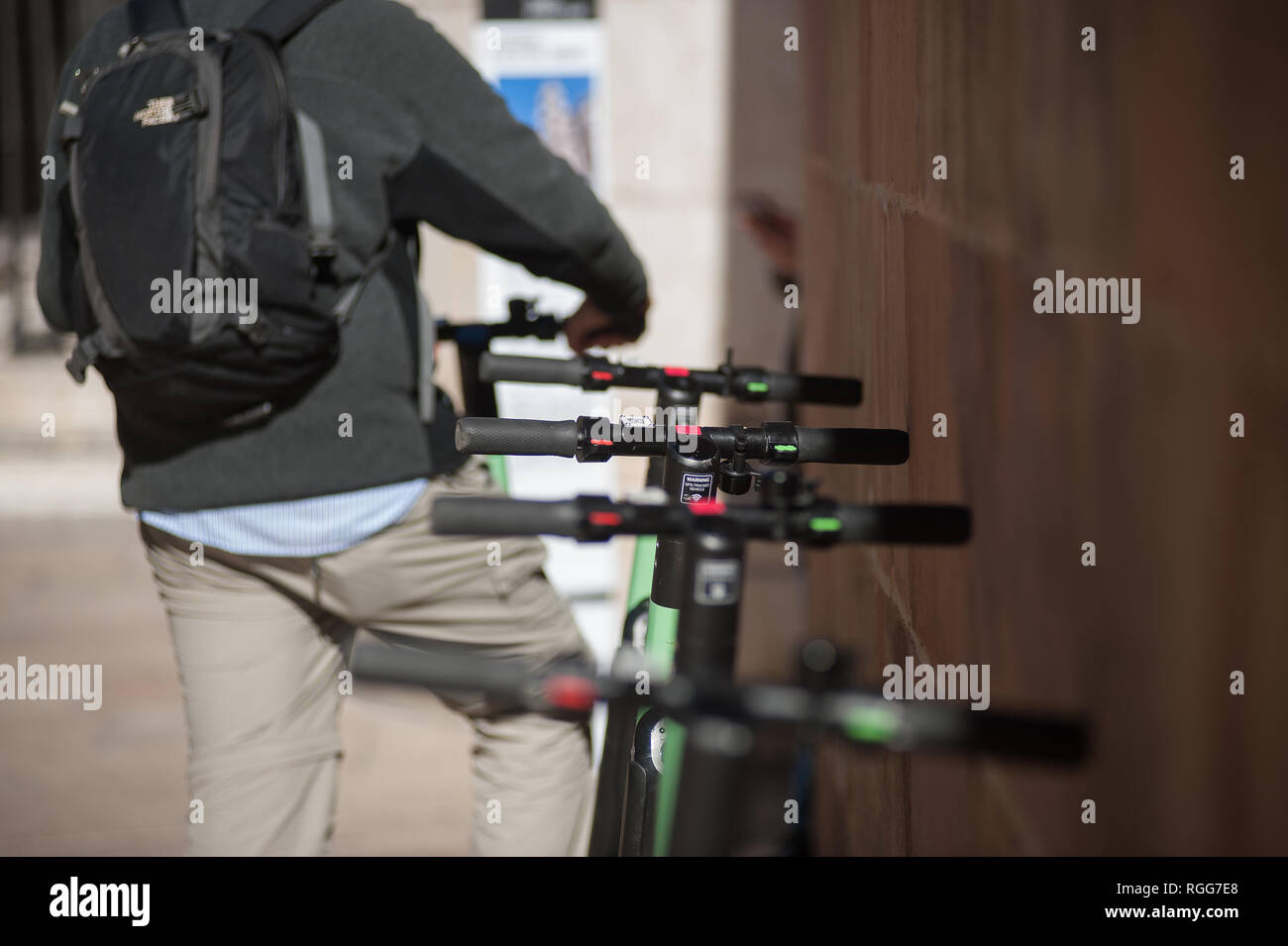 Kostenlose Scooter sind zu sehen auf der Straße geparkt. Der spanische General Traffic Management wird von nun an einen Führerschein für die elektroroller und eine Versicherung unter anderem Maßnahmen bedarf, entsprechend einer neuen Dekret von der spanischen Regierung. In den letzten Monaten hat mehr Unfälle mit Elektroroller passiert, und ein Tod im vergangenen Jahr. Die Regierung erwarten, wie dies der Verwendung dieser Transporte zu regulieren und die Sicherheit verbessern. Stockfoto