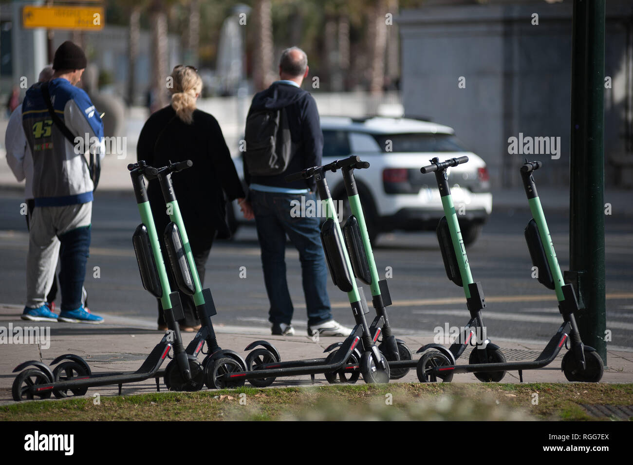 Kostenlose Scooter sind zu sehen auf der Straße geparkt Neben Fußgängerüberweg. Der spanische General Traffic Management wird von nun an einen Führerschein für die elektroroller und eine Versicherung unter anderem Maßnahmen bedarf, entsprechend einer neuen Dekret von der spanischen Regierung. In den letzten Monaten hat mehr Unfälle mit Elektroroller passiert, und ein Tod im vergangenen Jahr. Die Regierung erwarten, wie dies der Verwendung dieser Transporte zu regulieren und die Sicherheit verbessern. Stockfoto