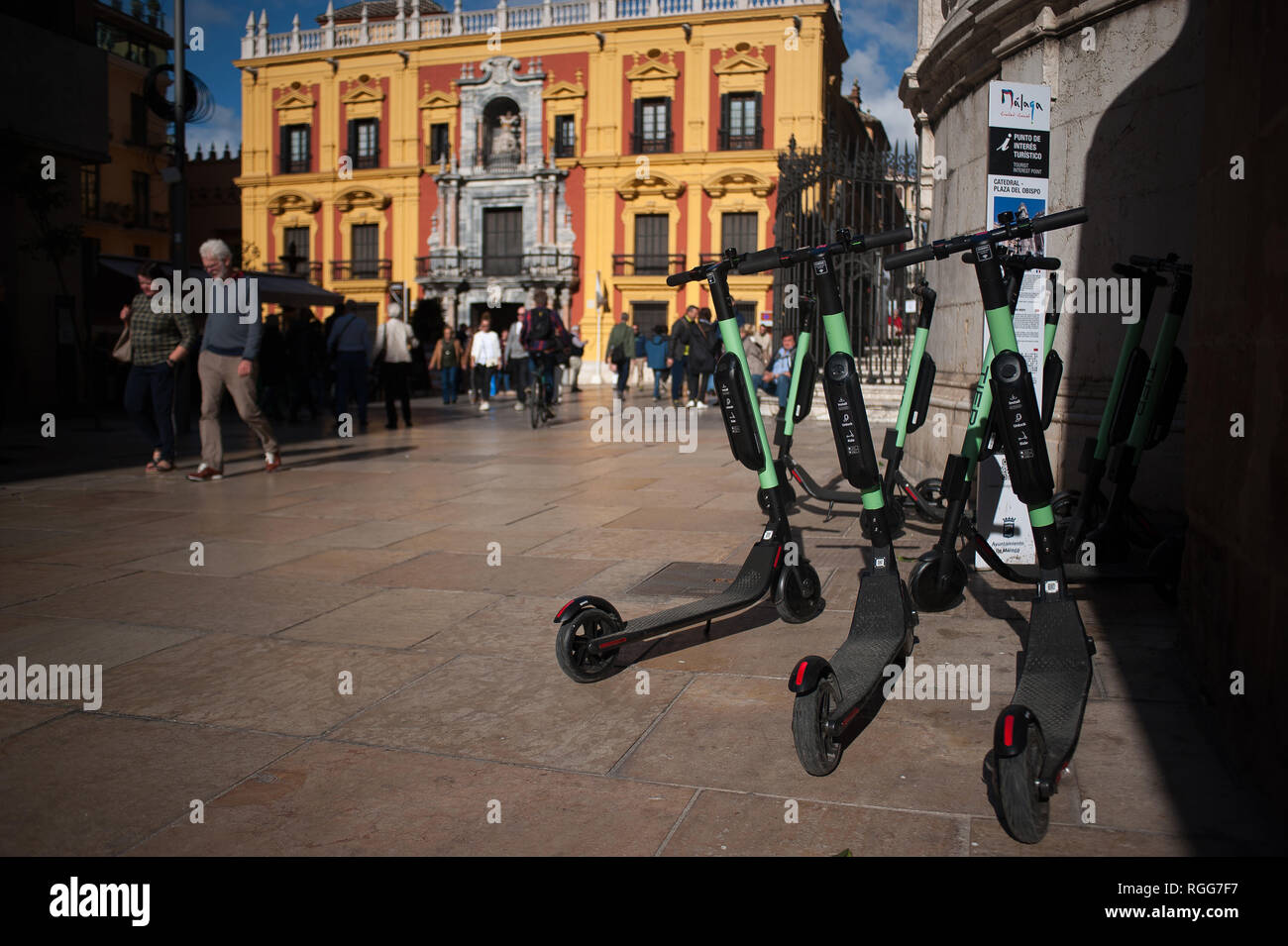 Kostenlose Scooter sind zu sehen auf der Straße geparkt. Der spanische General Traffic Management wird von nun an einen Führerschein für die elektroroller und eine Versicherung unter anderem Maßnahmen bedarf, entsprechend einer neuen Dekret von der spanischen Regierung. In den letzten Monaten hat mehr Unfälle mit Elektroroller passiert, und ein Tod im vergangenen Jahr. Die Regierung erwarten, wie dies der Verwendung dieser Transporte zu regulieren und die Sicherheit verbessern. Stockfoto