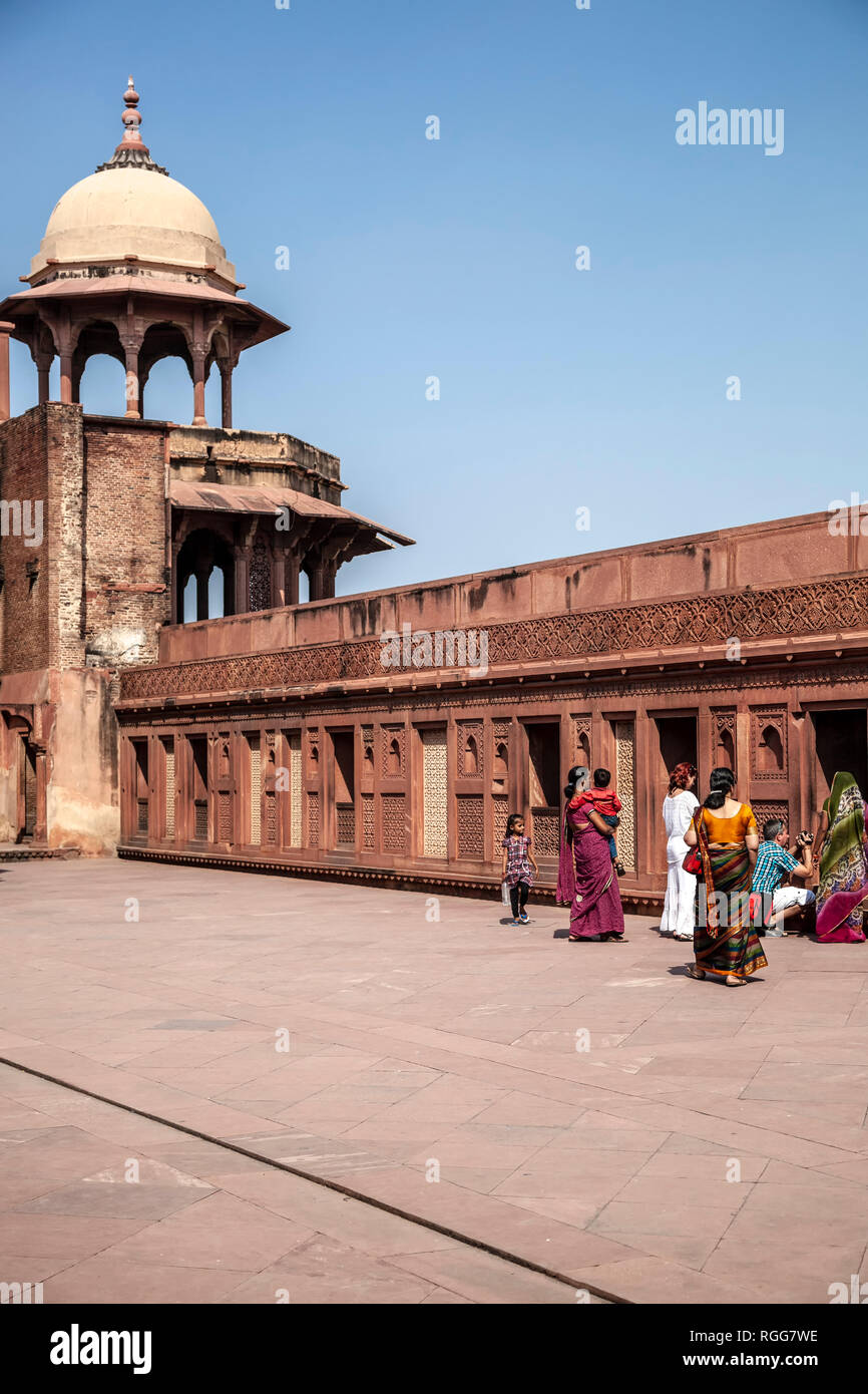 Turm und Mauer, Agra Fort, auch bekannt als Red Fort, Agra, Uttar Pradesh, Indien Stockfoto