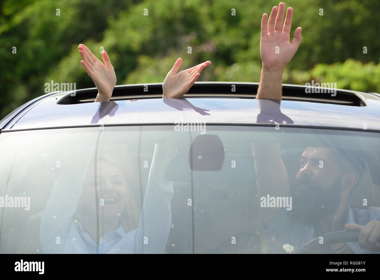 Eco leben. Reisen mit dem Auto. Händen gestikulierte in offenen Wagen Limousine. Genießen road trip. Automobil Transport. Umweltfreundliche und nachhaltige Reisen Stockfoto