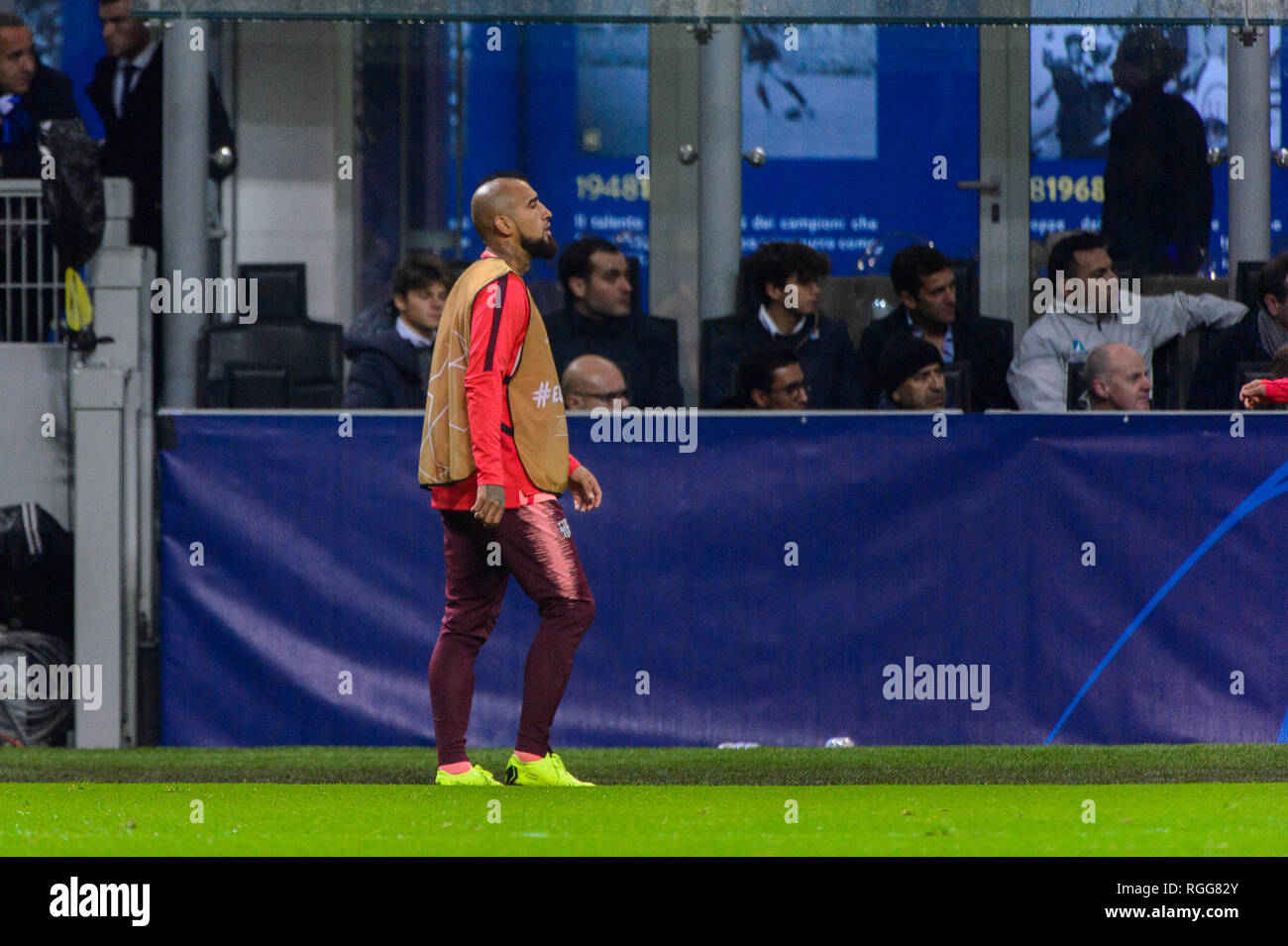 Mailand - Nov 6, 2018: Arturo Vidal kommt auf die Tonhöhe. FC Internazionale - FC Barcelona. UEFA Champions League. Spieltag 4. Giuseppe Meazza (San Siro) Stockfoto