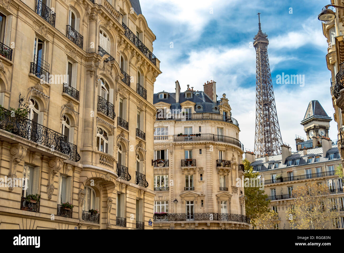 Das elegante Apartment Gebäude in der Rue Edmond Valentin mit dem Eiffelturm überragt, Paris, Frankreich Stockfoto