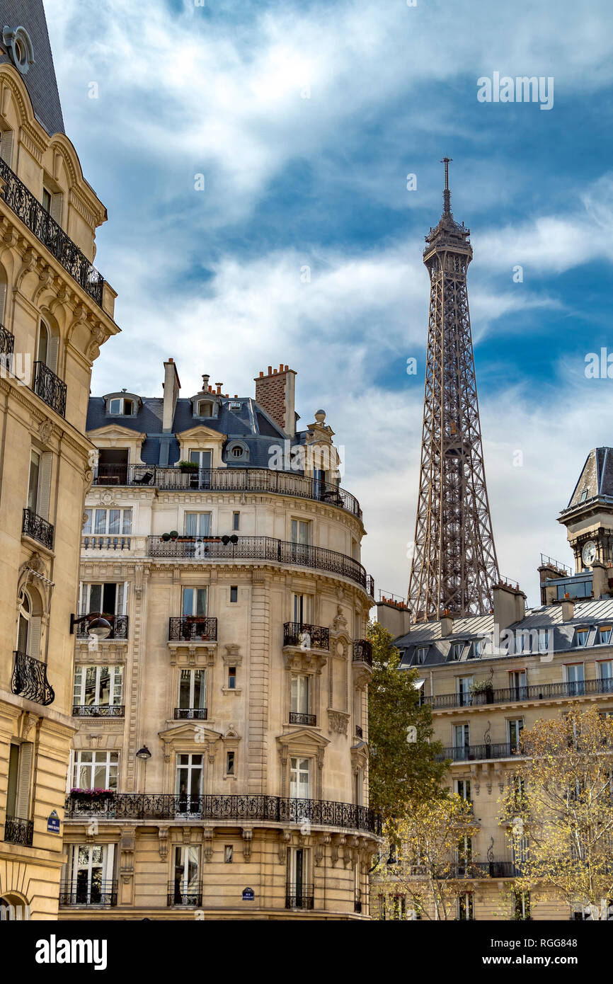 Das elegante Apartment Gebäude in der Rue Edmond Valentin mit dem Eiffelturm überragt, Paris, Frankreich Stockfoto