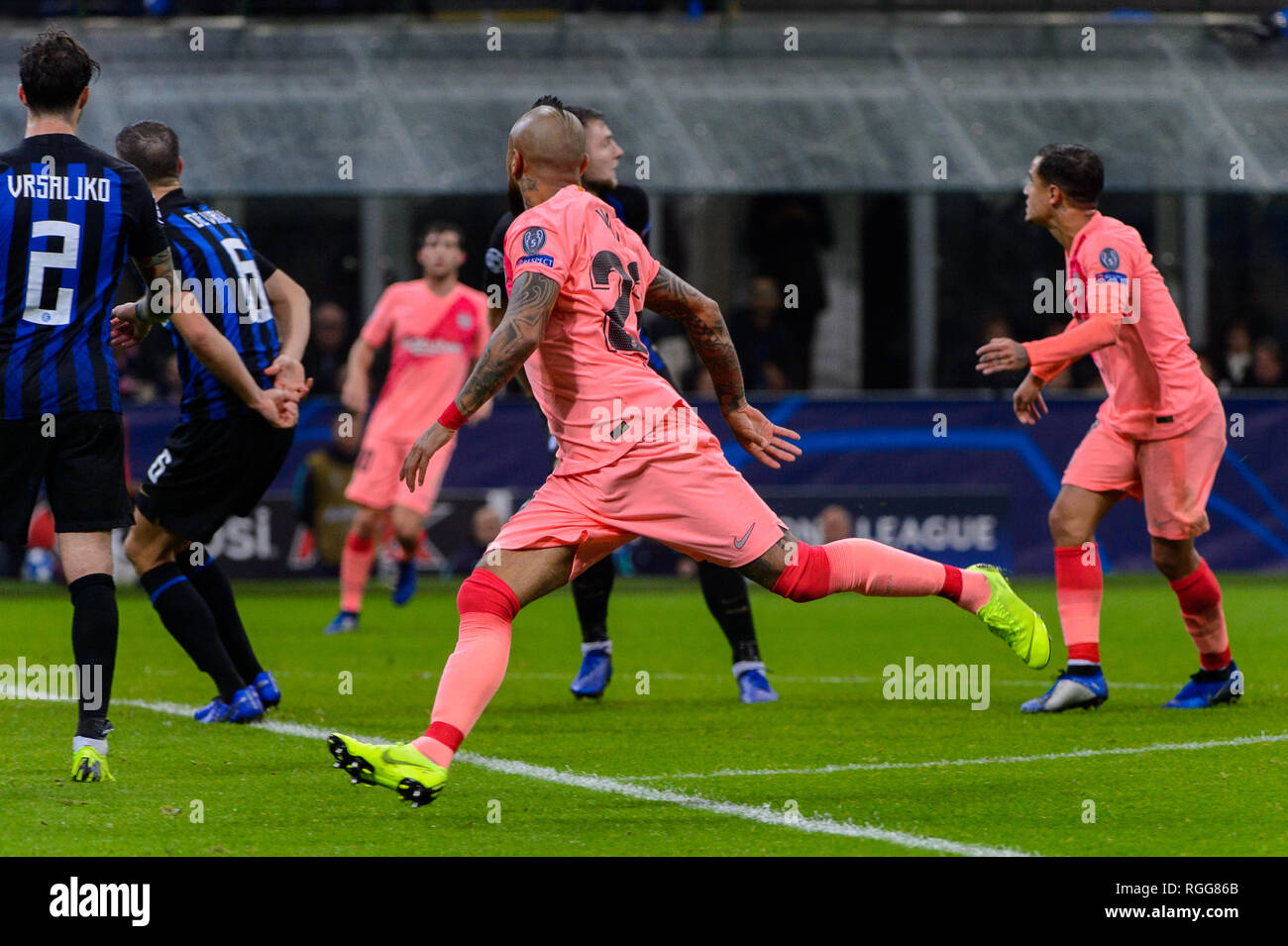 Mailand - Nov 6, 2018: Arturo Vidal Angriffe. FC Internazionale - FC Barcelona. UEFA Champions League. Spieltag 4. Giuseppe Meazza (San Siro) Stadium. Stockfoto